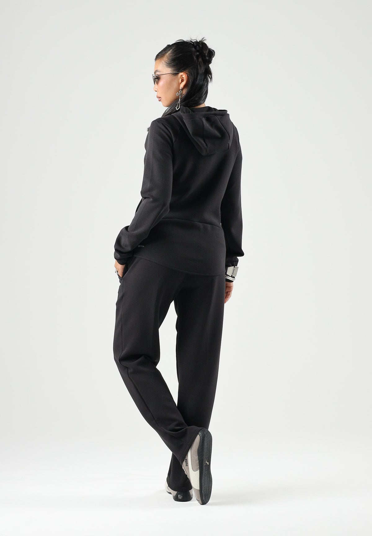 PUMA Pantalone STRAIGHT LEG nero da donna con vita elasticizzata, coulisse e tasche laterali. 694036 01 PUMA 