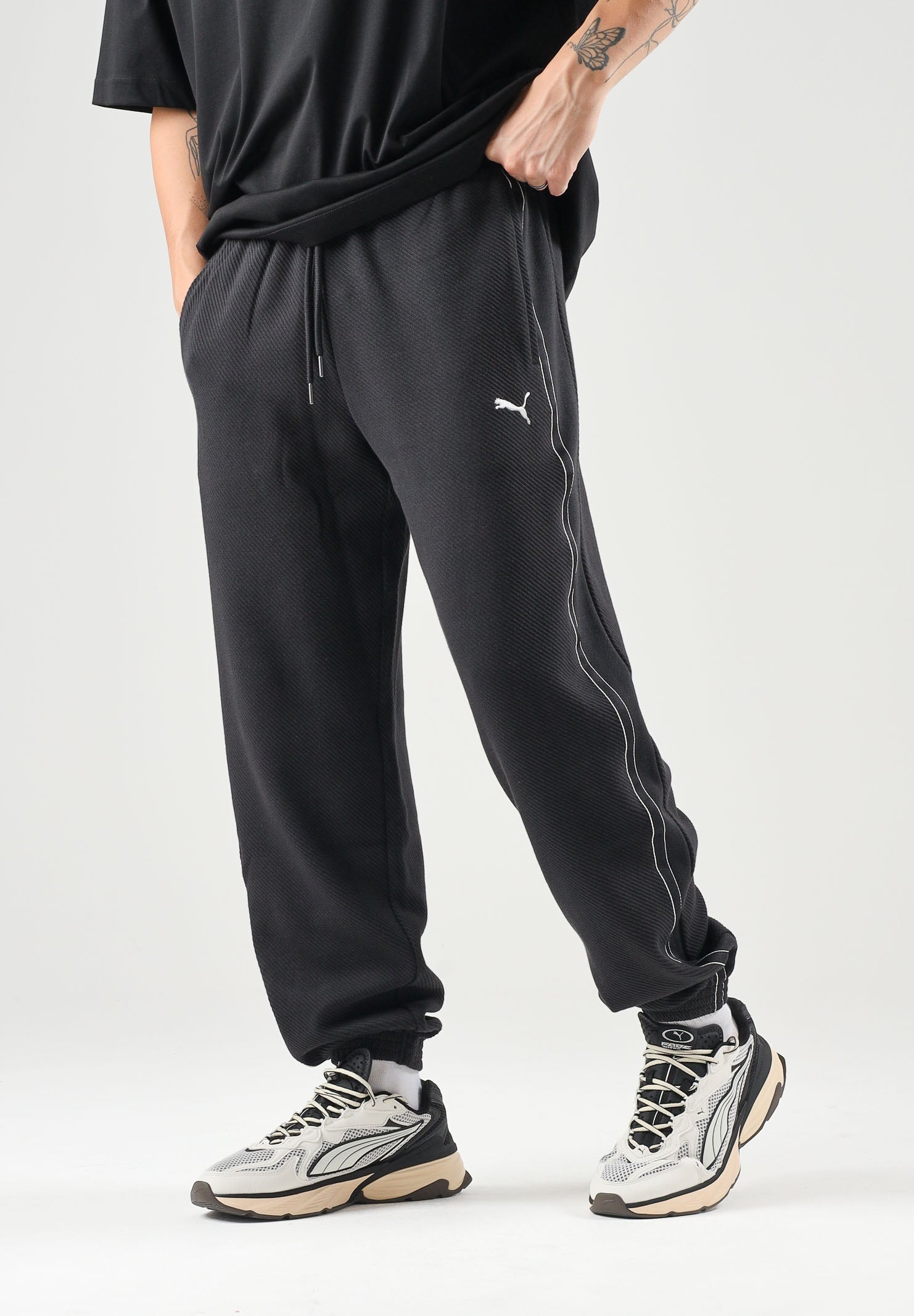 PUMA Pantalone TRACK PANTS nero da uomo con profili laterali e fondo con polsino. 694300 01 PUMA 