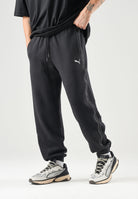 PUMA Pantaloni TRACK PANTS neri da uomo con profili laterali e fondo con polsino. 694300 01 PUMA 