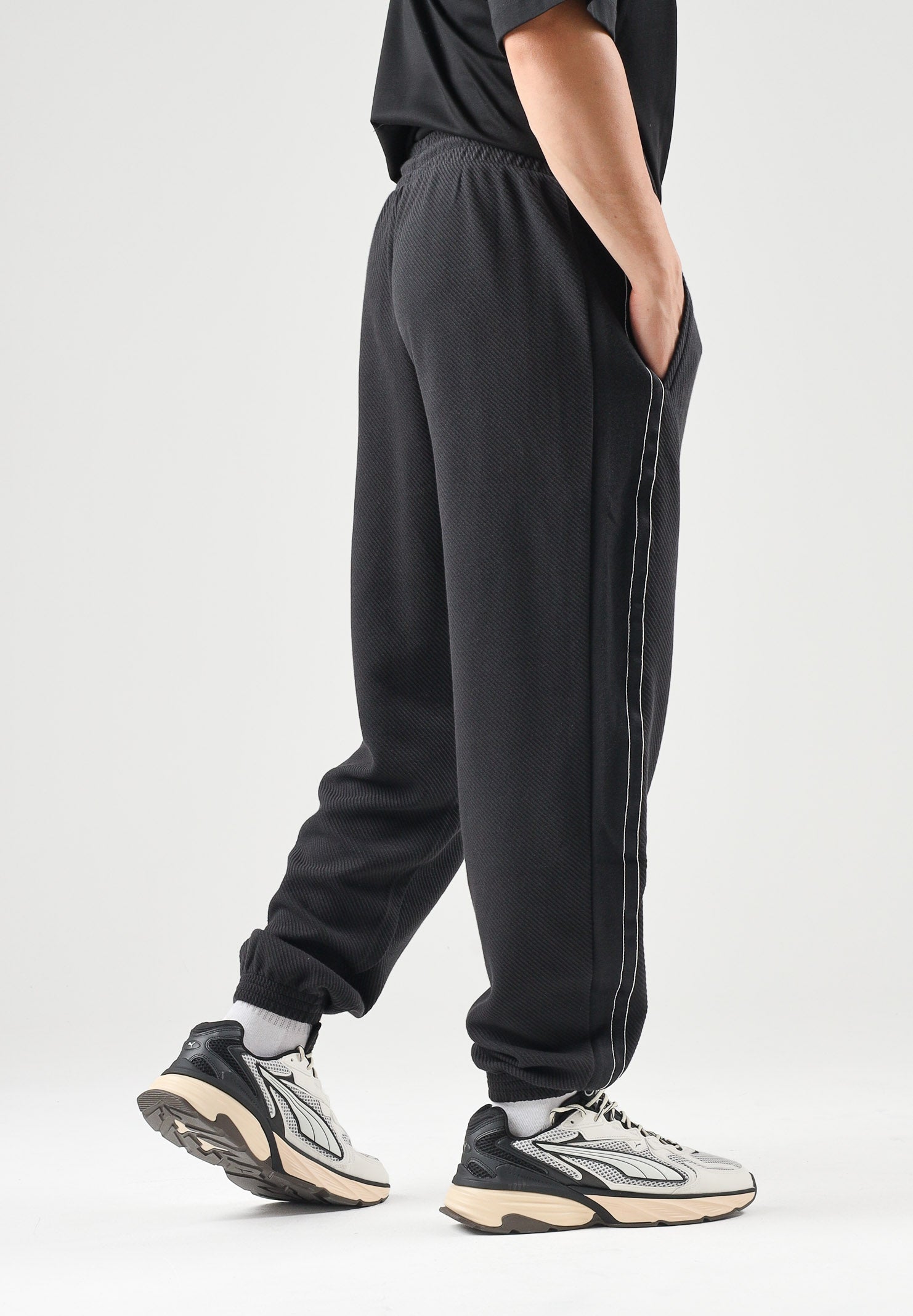 PUMA Pantaloni TRACK PANTS neri da uomo con profili laterali e fondo con polsino. 694300 01 PUMA 