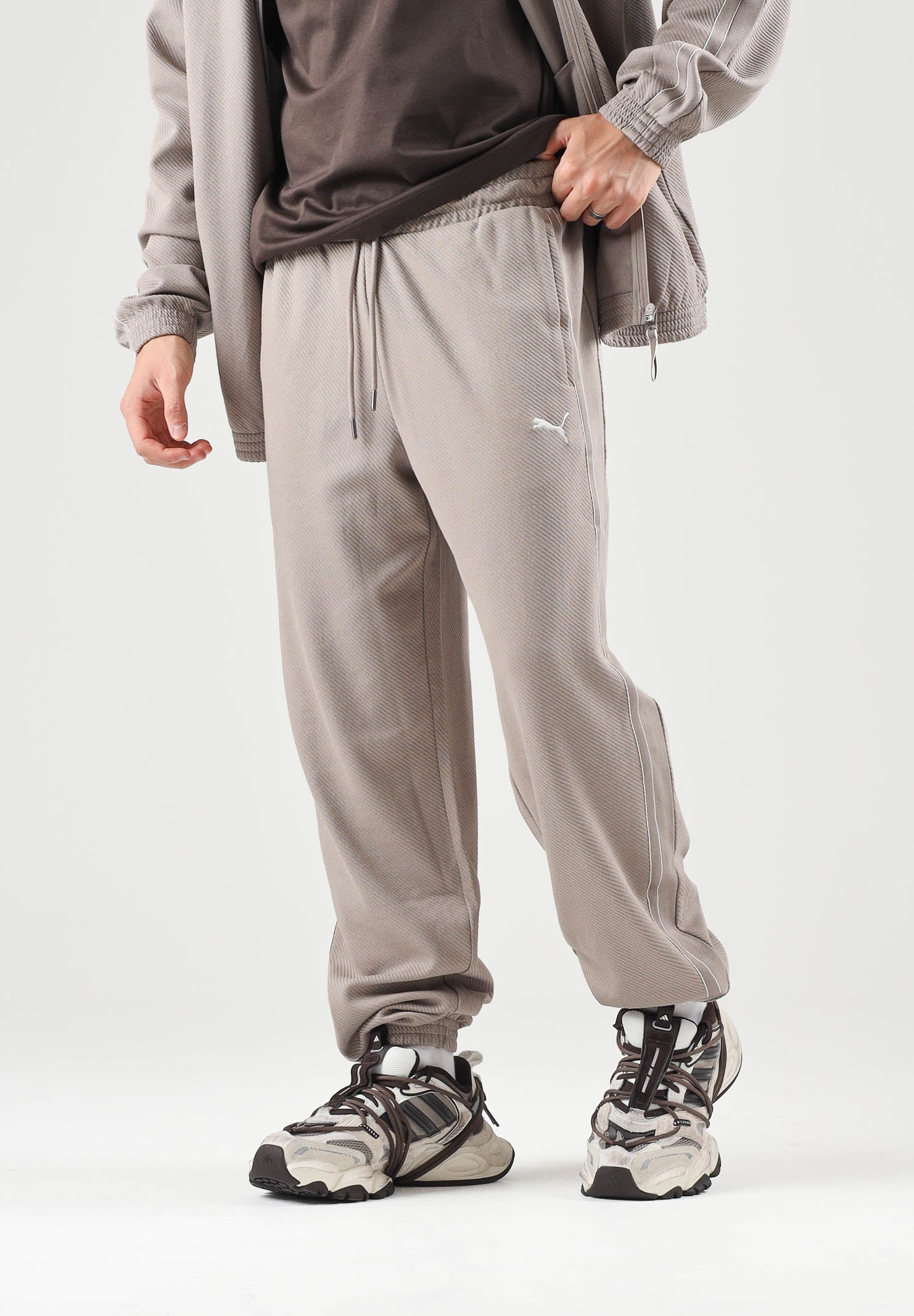 PUMA Pantalone T7 TRACK PANTS beige da uomo con profilo laterale e punto vita con coulisse. 694300 81 PUMA 