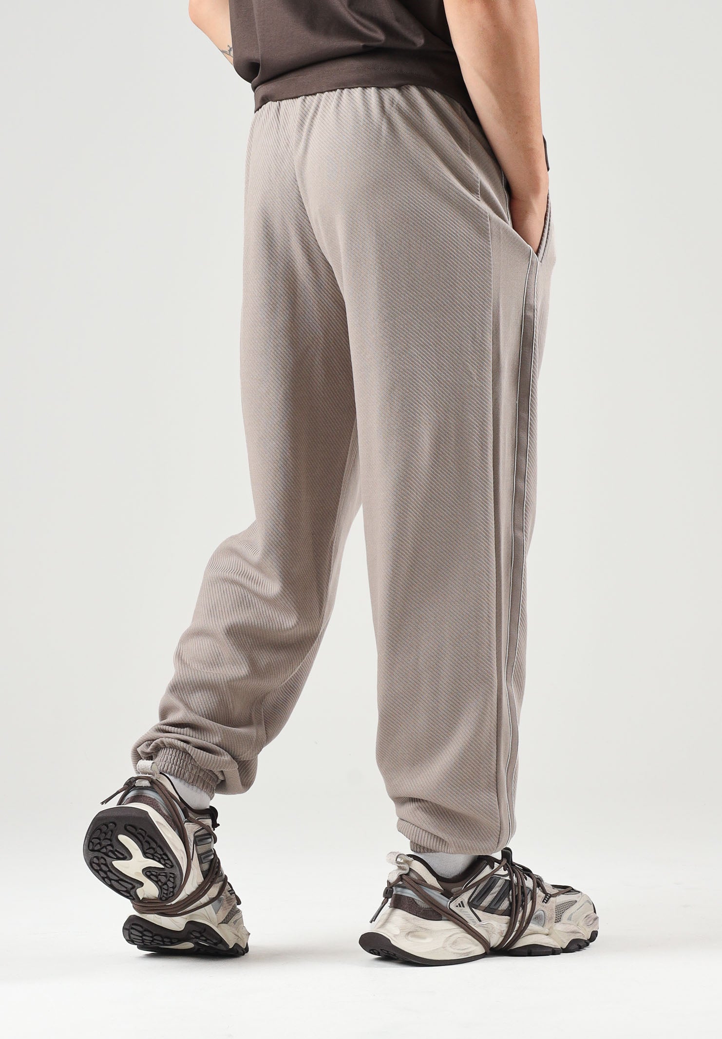 PUMA Pantalone T7 TRACK PANTS beige da uomo con profilo laterale e punto vita con coulisse. 694300 81 PUMA 