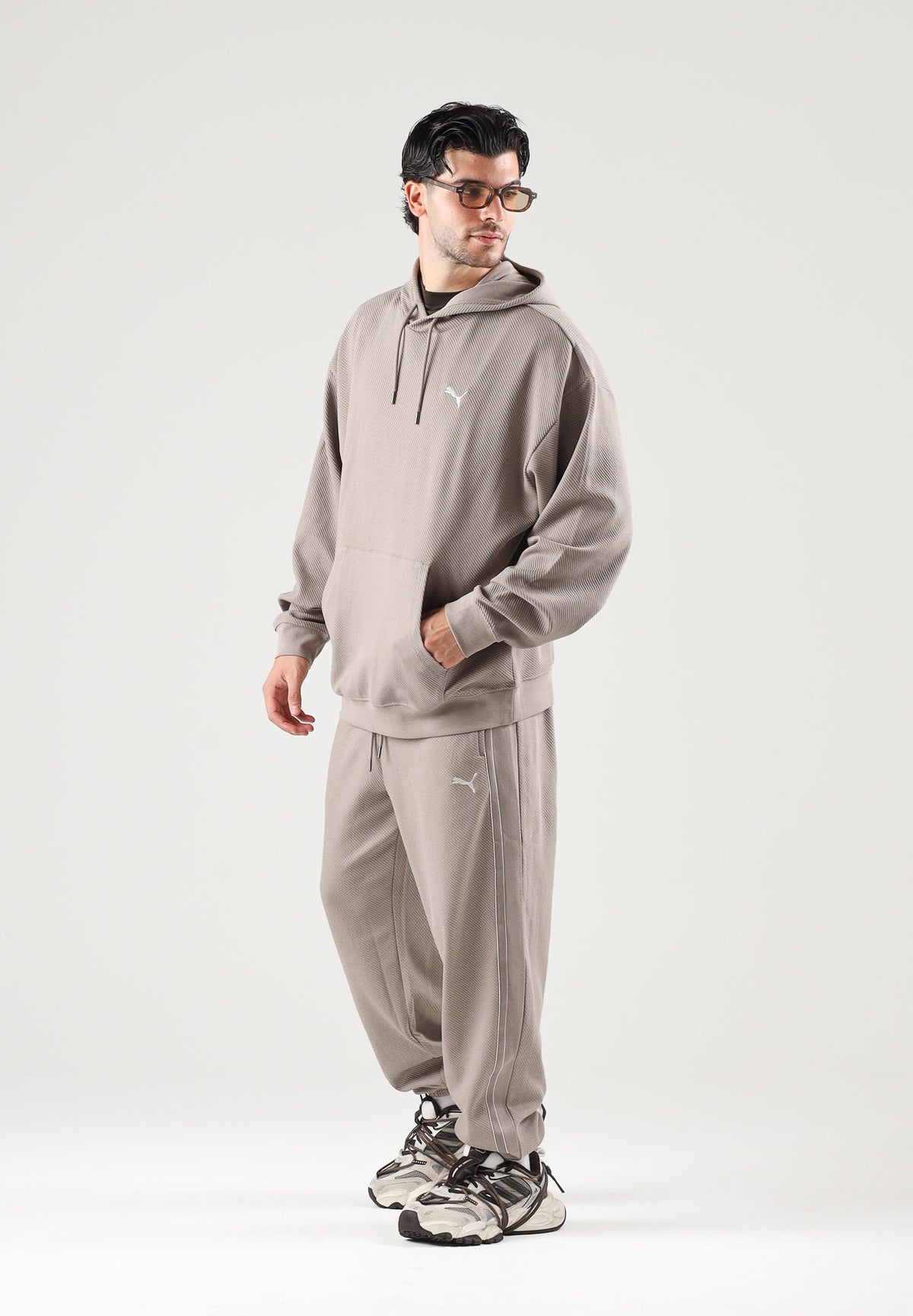 PUMA Felpa con cappuccio CLASSICS HOODIE beige da uomo con cappuccio integrato e tasca a marsupio. 694309 81 PUMA 