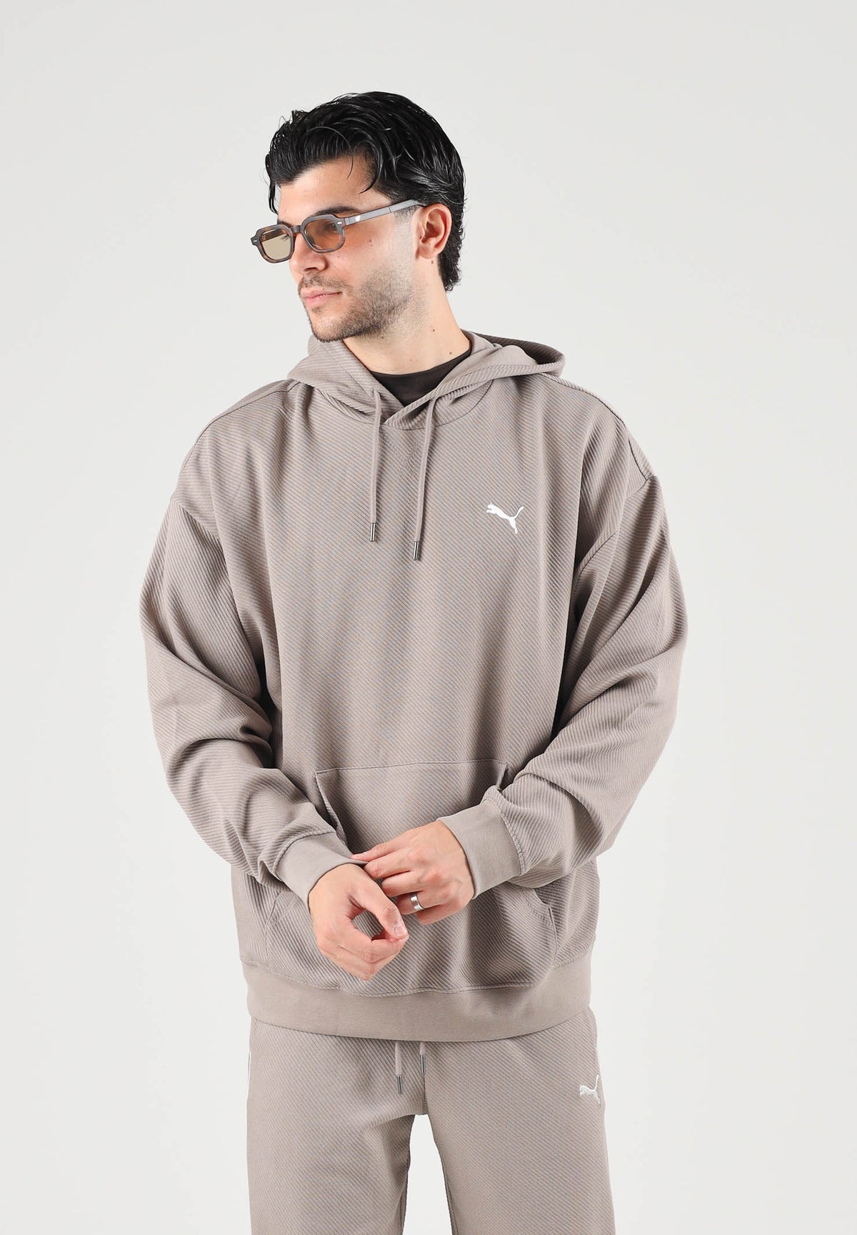 PUMA Felpa con cappuccio CLASSICS HOODIE beige da uomo con cappuccio integrato e tasca a marsupio. 694309 81 PUMA 
