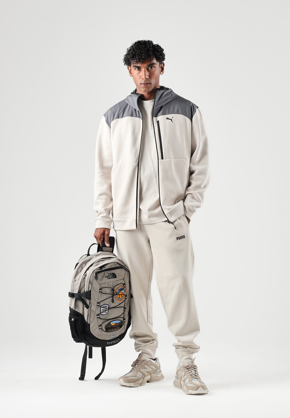 PUMA Felpa con zip PUMATECH  beige e grigio per uomo con cappuccio integrato e tasca sul petto. 694490 82 PUMA 
