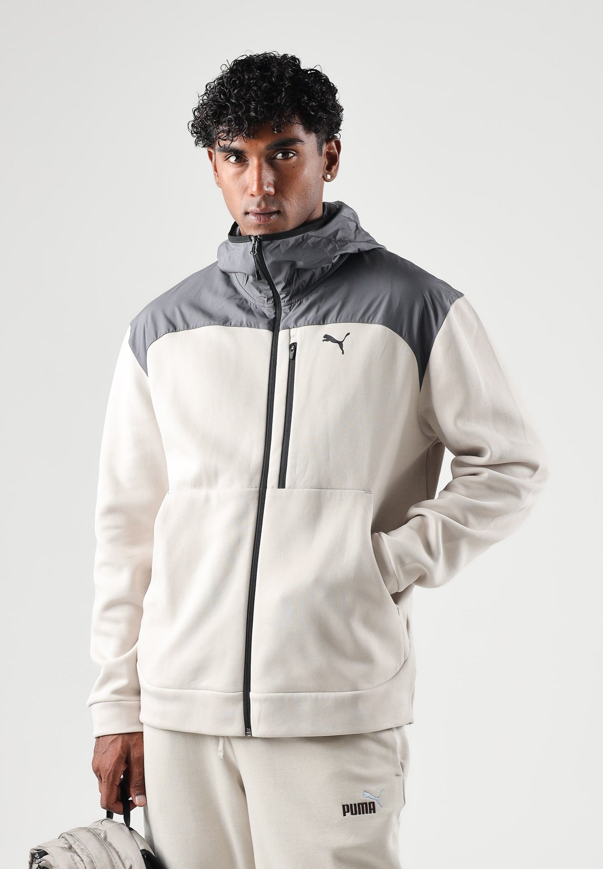 PUMA Felpa con zip PUMATECH  beige e grigio per uomo con cappuccio integrato e tasca sul petto. 694490 82 PUMA 