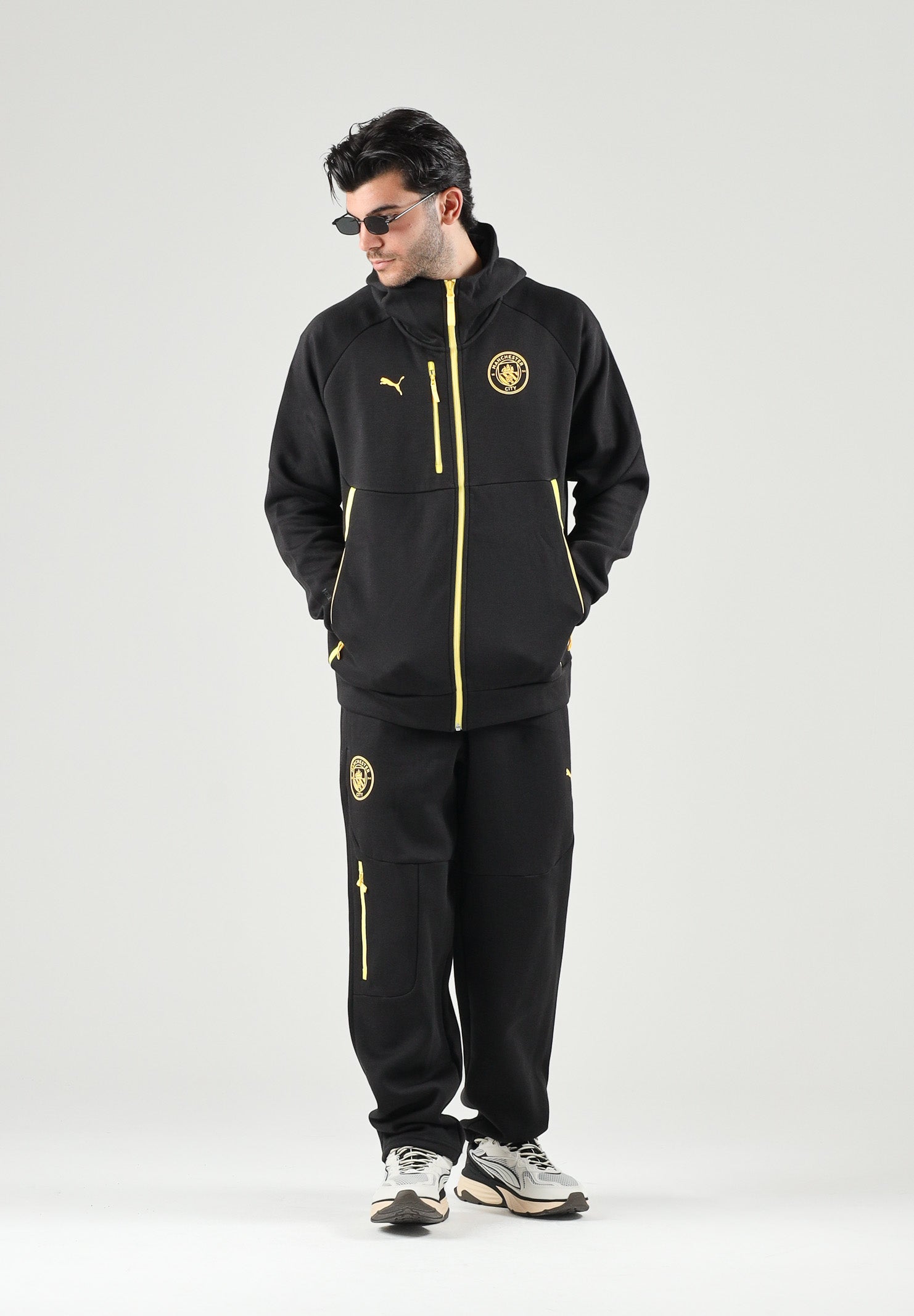 PUMA Pantaloni MANCHESTER CITY TRAVEL PANTS nero da uomo con zip dorata e stemma del club applicato. 786265 27 PUMA 