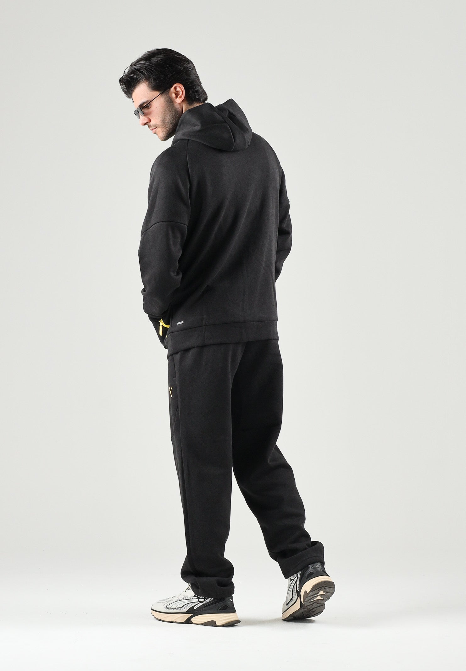 PUMA Pantaloni MANCHESTER CITY TRAVEL PANTS nero da uomo con zip dorata e stemma del club applicato. 786265 27 PUMA 