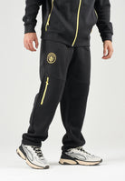 PUMA Pantaloni MANCHESTER CITY TRAVEL PANTS nero da uomo con zip dorata e stemma del club applicato. 786265 27 PUMA 