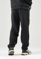 PUMA Pantaloni MANCHESTER CITY TRAVEL PANTS nero da uomo con zip dorata e stemma del club applicato. 786265 27 PUMA 