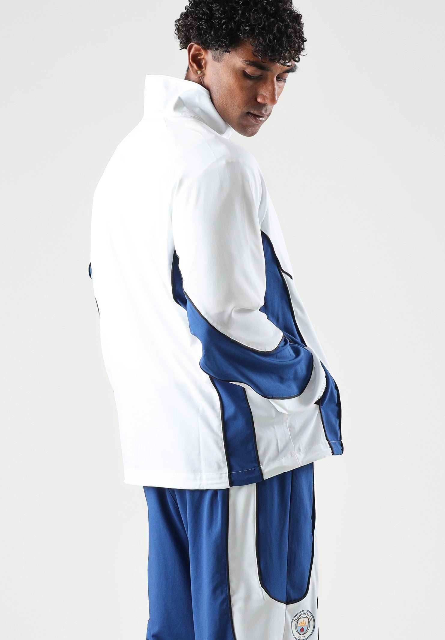 PUMA Giacca a vento  MANCHESTER CITY FC ICONIC  bianca per uomo con chiusura full-zip e stemma del club 786290 06 PUMA 
