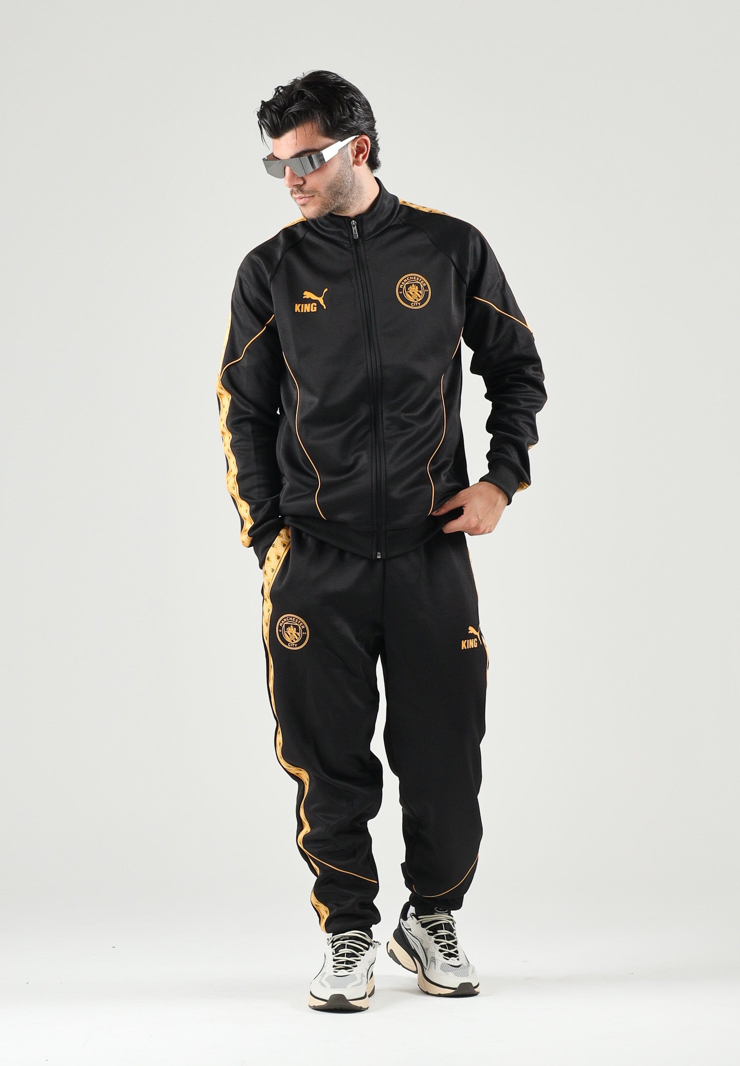 PUMA Pantaloni MANCHESTER CITY TRACK PANTS neri da uomo con profili dorati sui fianchi e girovita elastico. 786297 32 PUMA 
