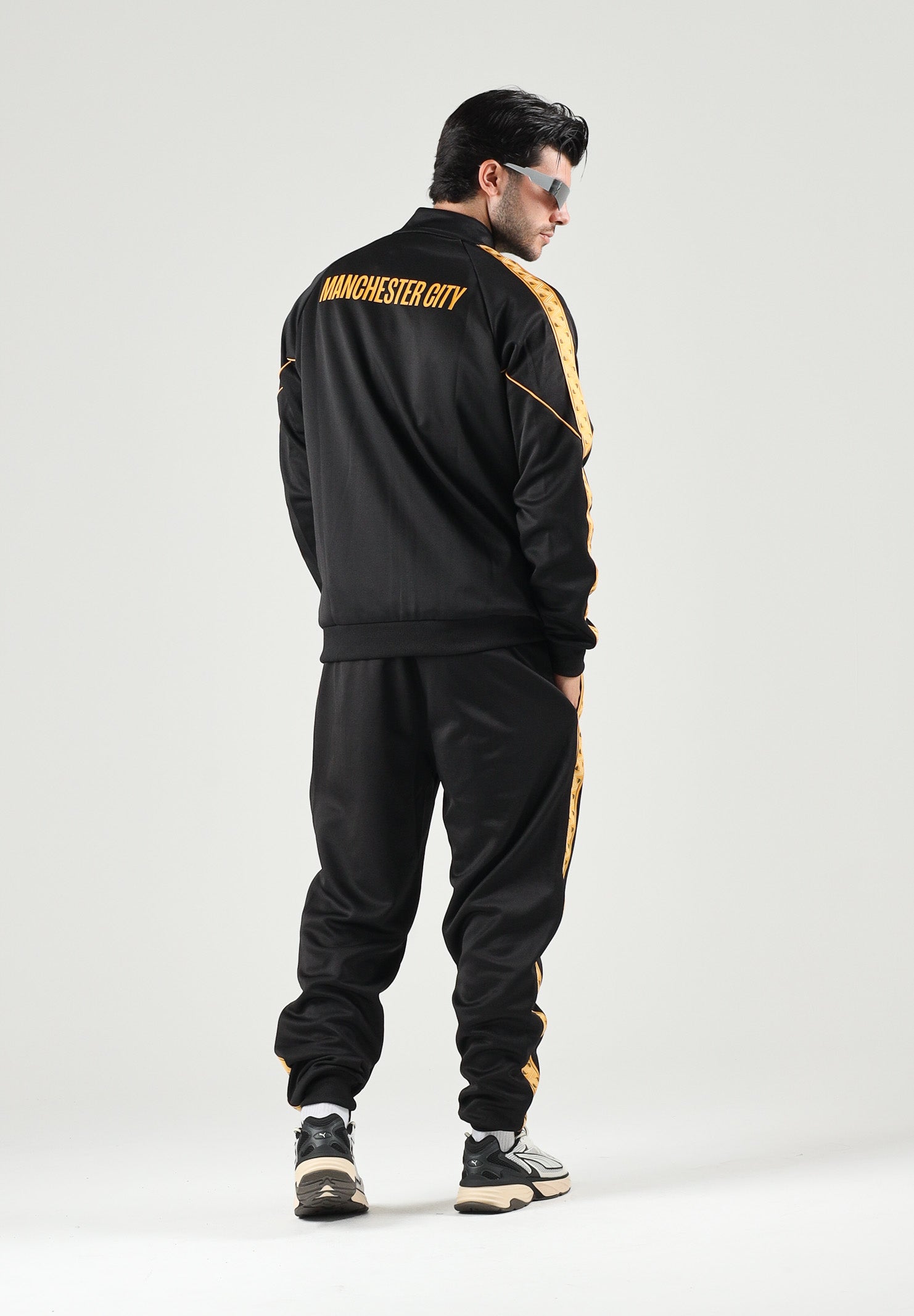 PUMA Pantaloni MANCHESTER CITY TRACK PANTS nero da uomo con profili dorati sui fianchi e girovita elastico. 786297 32 PUMA 