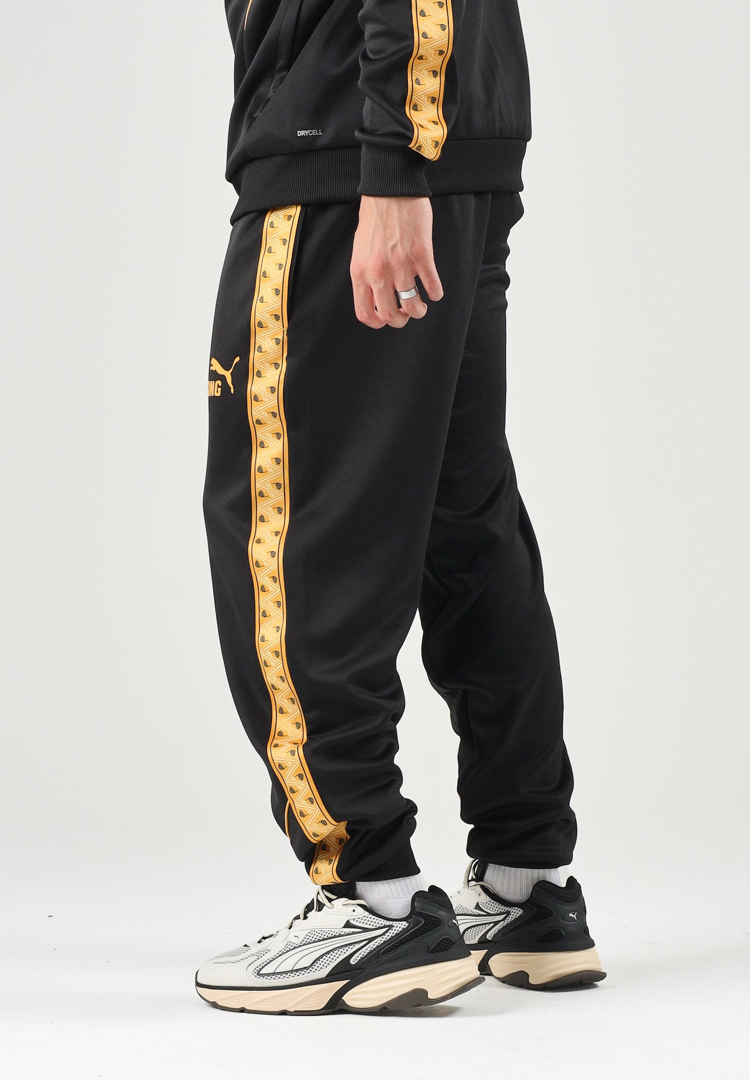 PUMA Pantaloni MANCHESTER CITY TRACK PANTS nero da uomo con profili dorati sui fianchi e girovita elastico. 786297 32 PUMA 