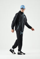 PUMA Pantaloni OLYMPIQUE DE MARSEILLE vibrant blue, blu e nero da uomo con dettagli logo e stemma 786450 20 PUMA 
