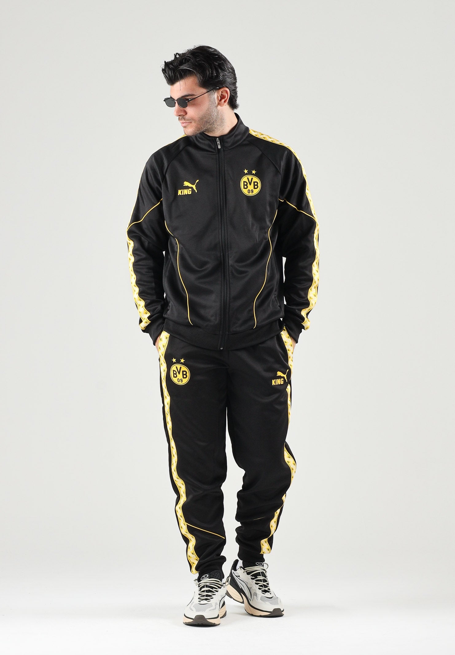 PUMA Pantaloni BORUSSIA DORTMUND TRACK PANTS nero da uomo con bande laterali gialle e caviglie elasticizzate. 786492 07 PUMA 