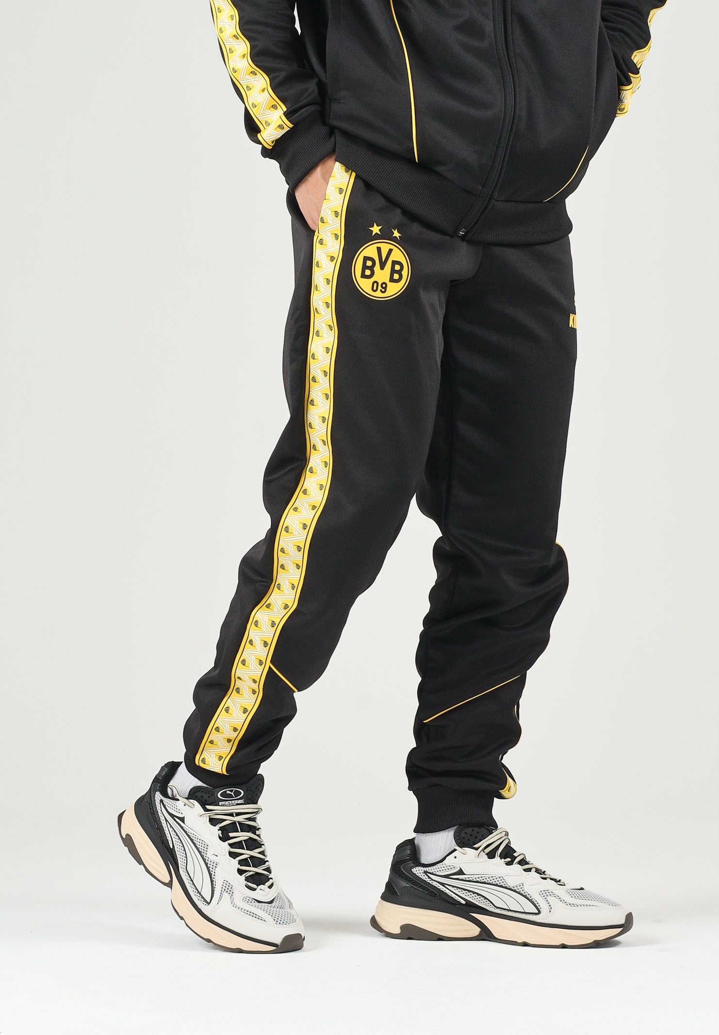 PUMA Pantaloni BORUSSIA DORTMUND TRACK PANTS nero da uomo con bande laterali gialle e caviglie elasticizzate. 786492 07 PUMA 