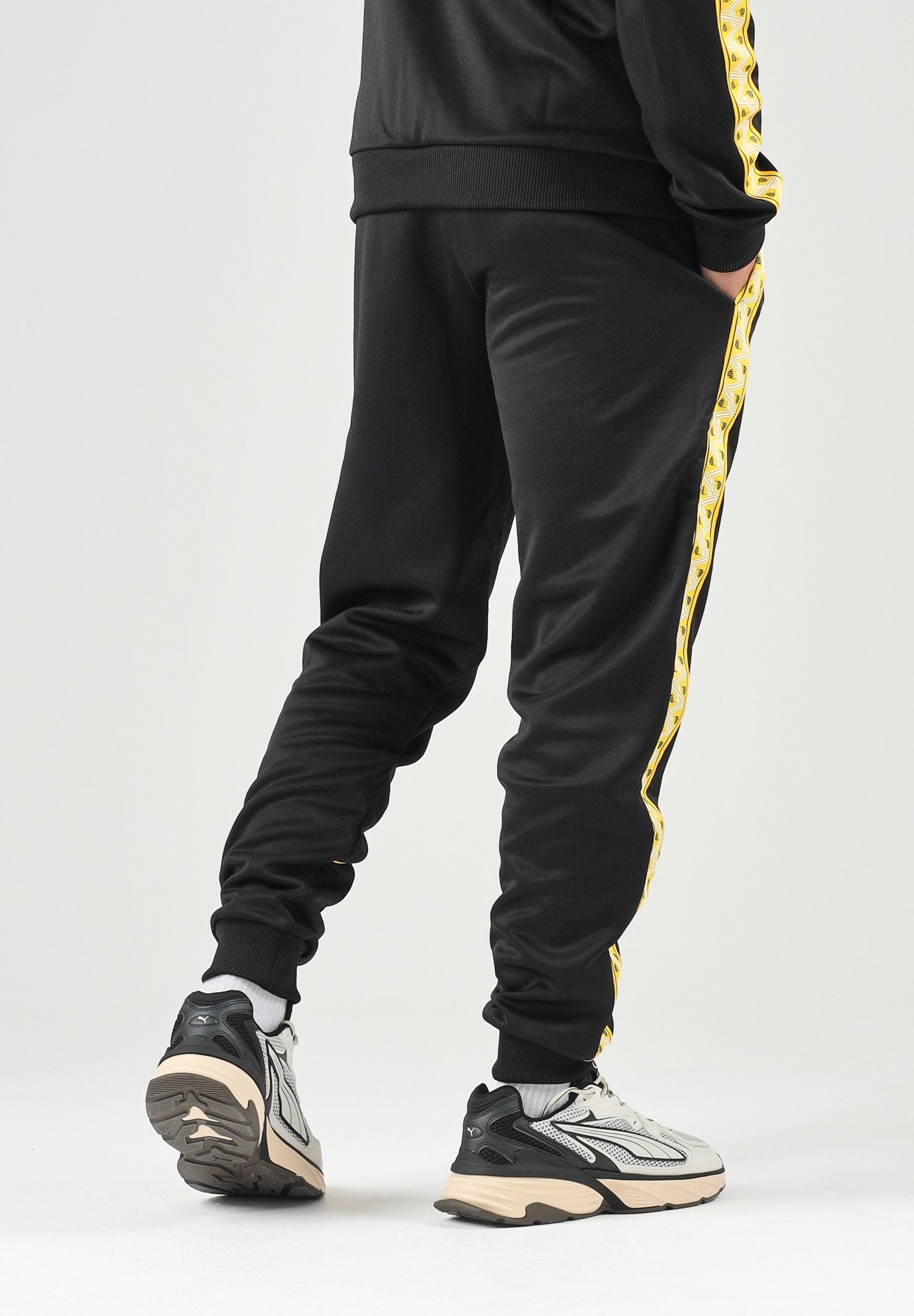 PUMA Pantaloni BORUSSIA DORTMUND TRACK PANTS nero da uomo con bande laterali gialle e caviglie elasticizzate. 786492 07 PUMA 