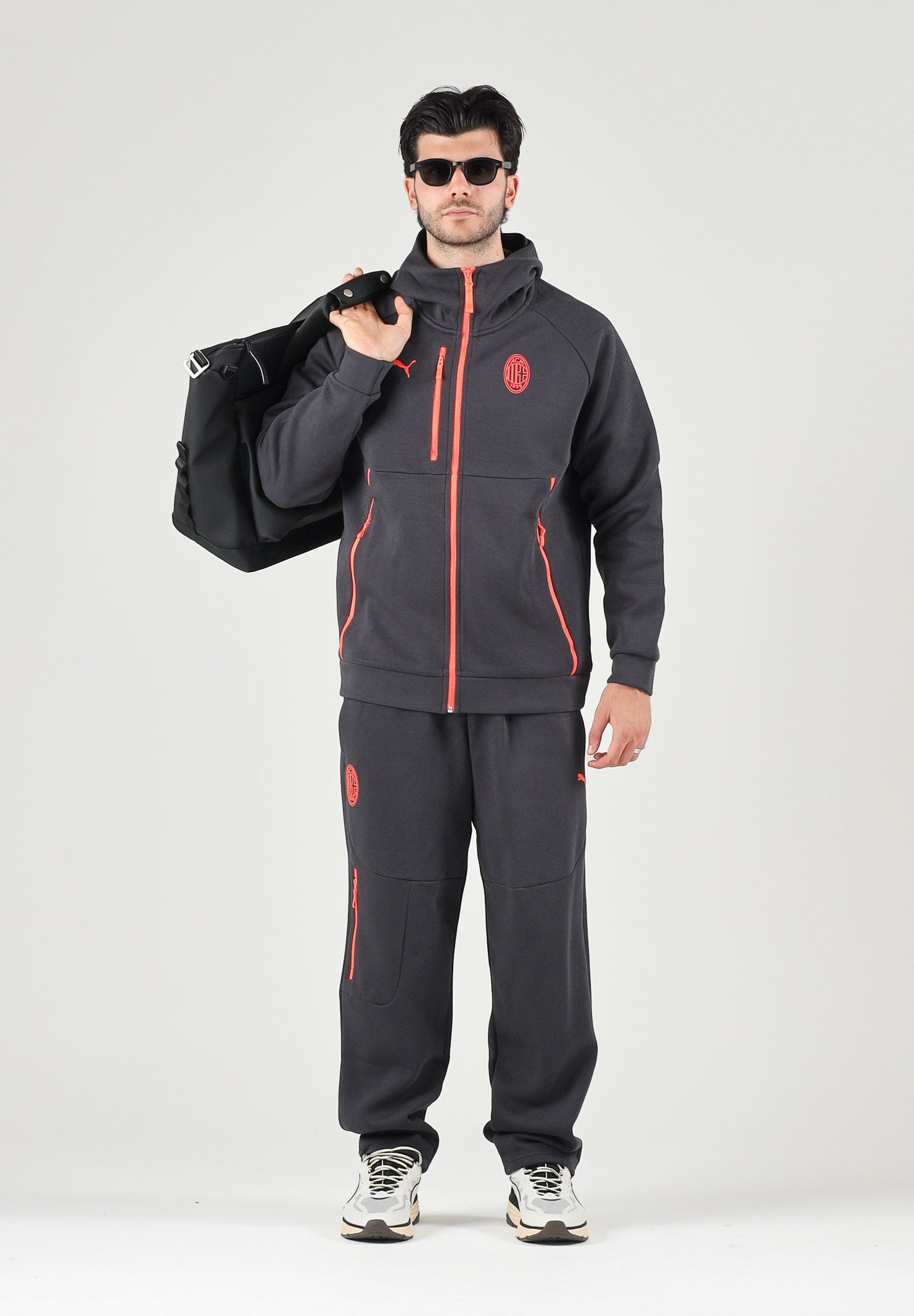 PUMA Felpa con zip AC MILAN TRAVEL HOODIE nero da uomo con cerniera e dettagli rossi a contrasto. 786685 20 PUMA 