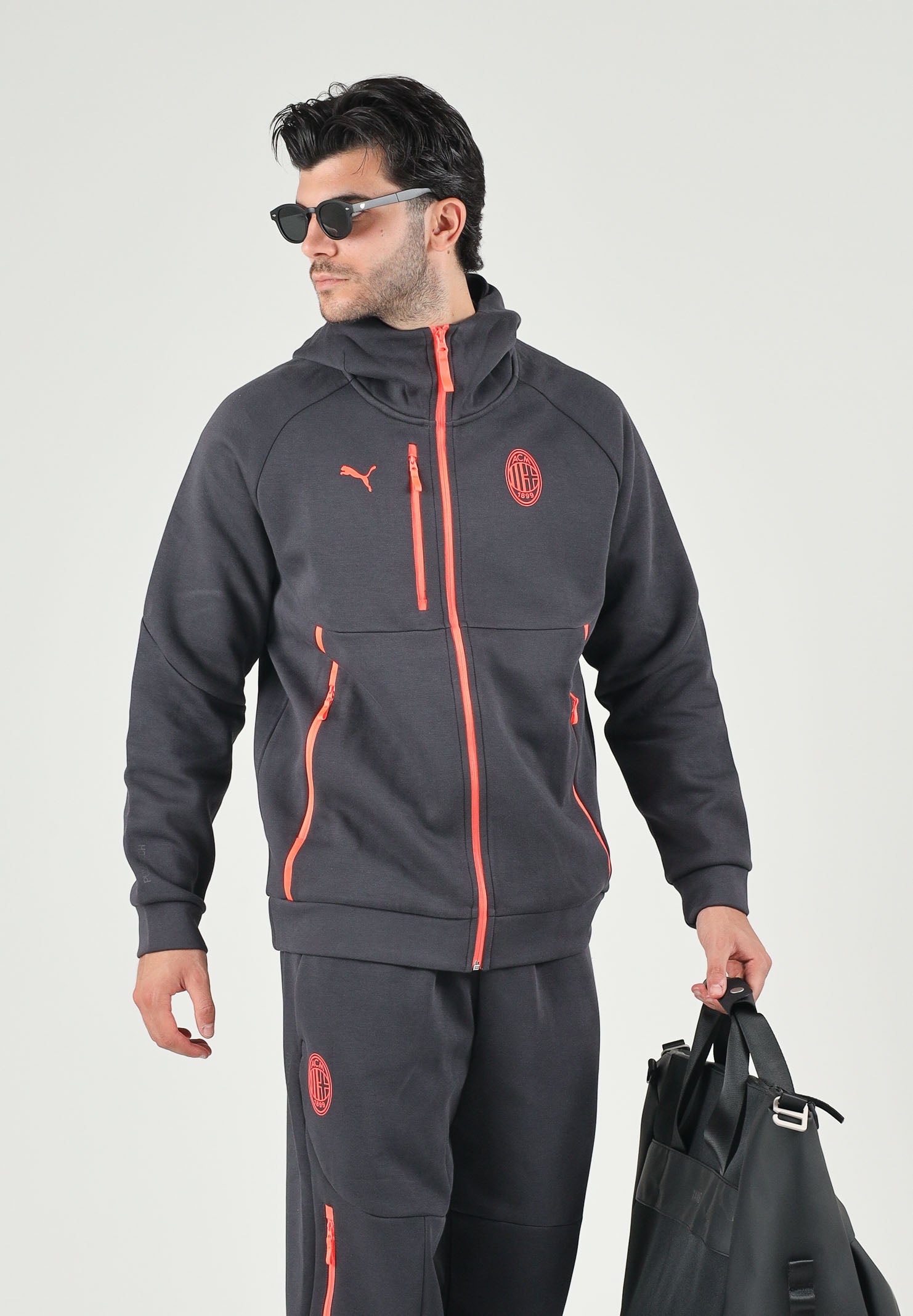 PUMA Felpa con zip AC MILAN TRAVEL HOODIE nero da uomo con cerniera e dettagli rossi a contrasto. 786685 20 PUMA 