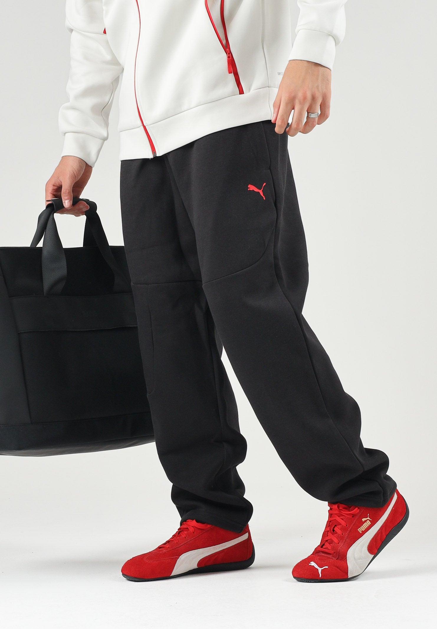 PUMA Pantaloni AC MILAN TRAVEL PANTS nero da uomo con tasca zippata rossa a contrasto e stemma del club. 786686 19 PUMA 