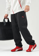 PUMA Pantaloni AC MILAN TRAVEL PANTS nero da uomo con tasca zippata rossa a contrasto e stemma del club. 786686 19 PUMA 