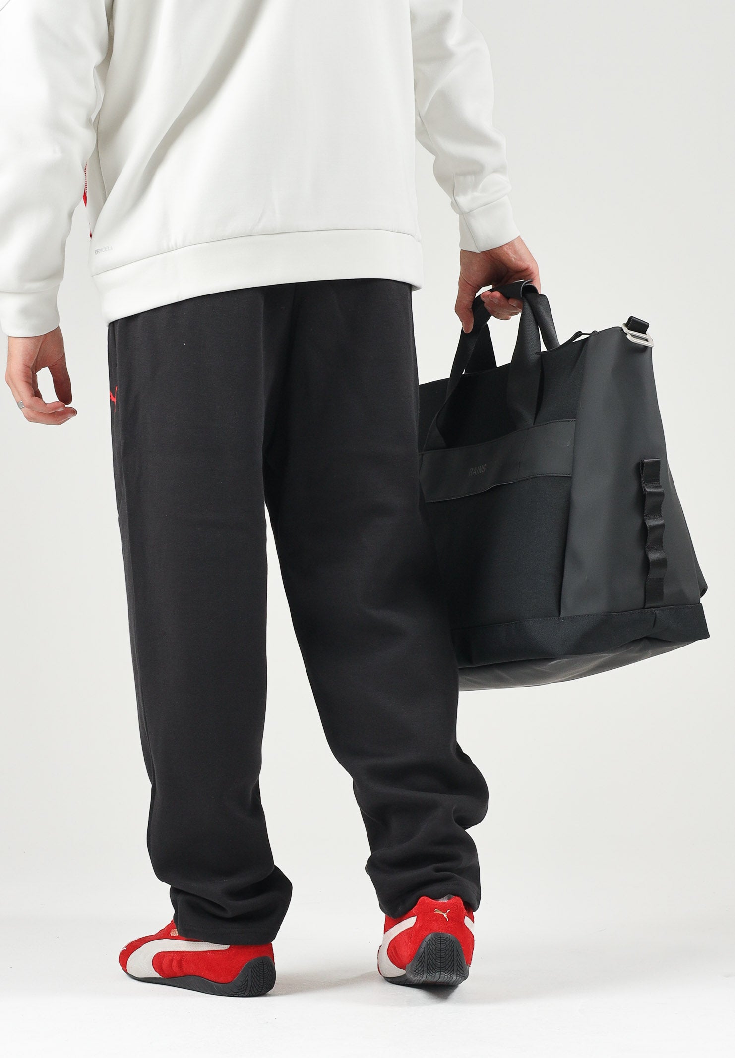 PUMA Pantaloni AC MILAN TRAVEL PANTS nero da uomo con tasca zippata rossa a contrasto e stemma del club. 786686 19 PUMA 