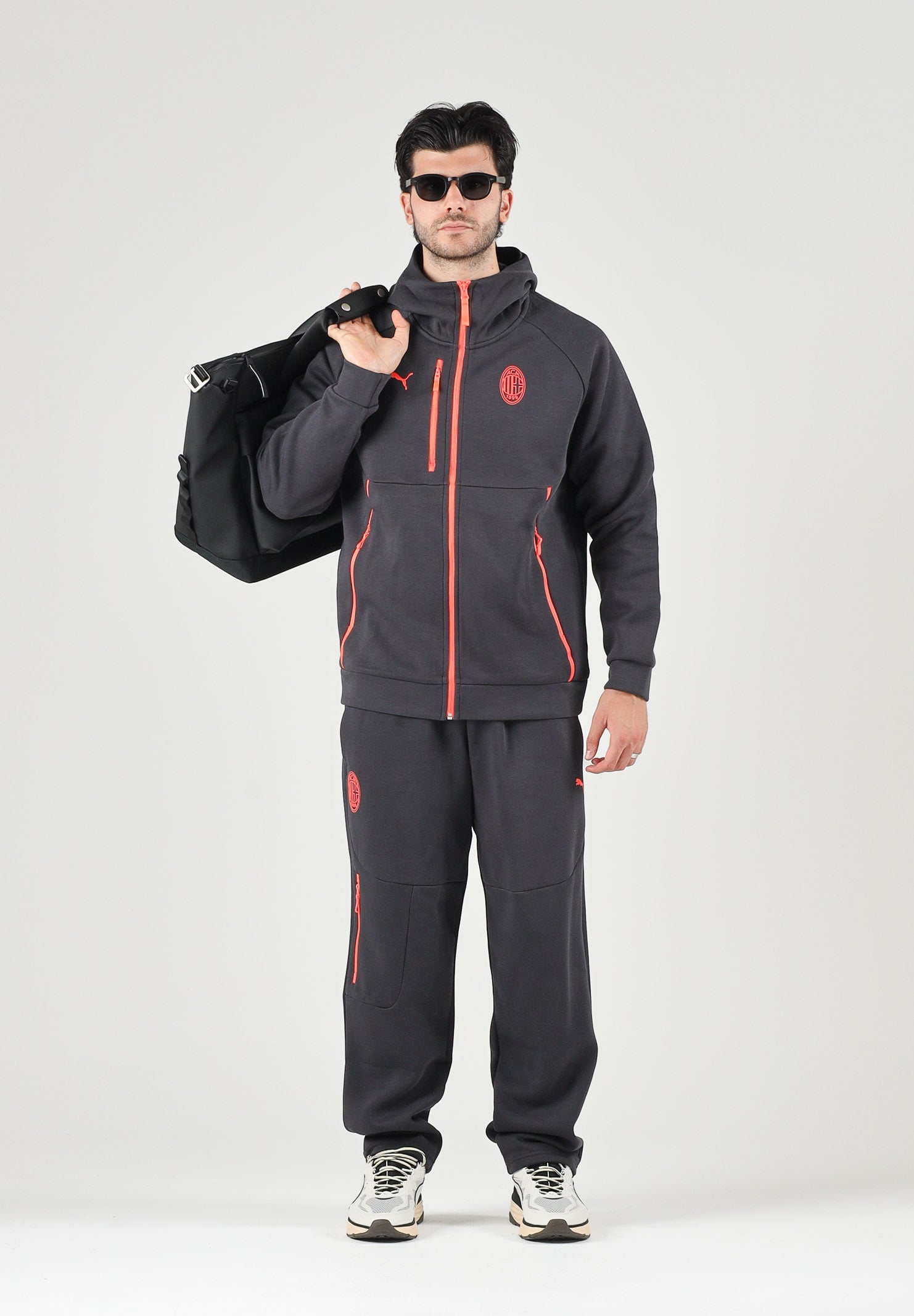 PUMA Pantaloni AC MILAN TRAVEL PANTS nero da uomo con tasca zippata rossa a contrasto e stemma del club. 786686 20 PUMA 