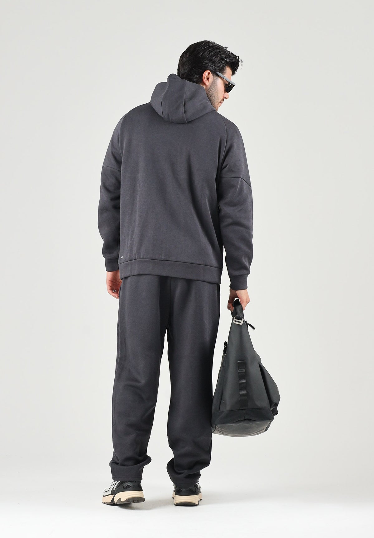 PUMA Pantaloni AC MILAN TRAVEL PANTS nero da uomo con tasca zippata rossa a contrasto e stemma del club. 786686 20 PUMA 