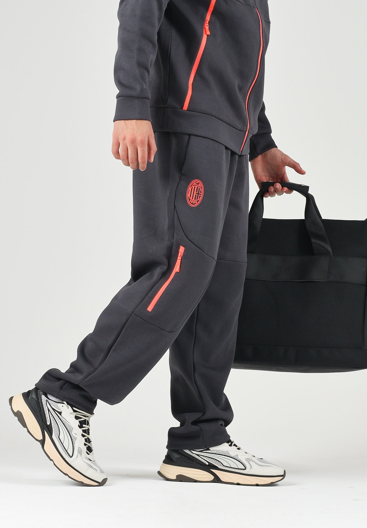 PUMA Pantaloni AC MILAN TRAVEL PANTS nero da uomo con tasca zippata rossa a contrasto e stemma del club. 786686 20 PUMA 