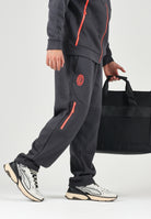 PUMA Pantaloni AC MILAN TRAVEL PANTS nero da uomo con tasca zippata rossa a contrasto e stemma del club. 786686 20 PUMA 