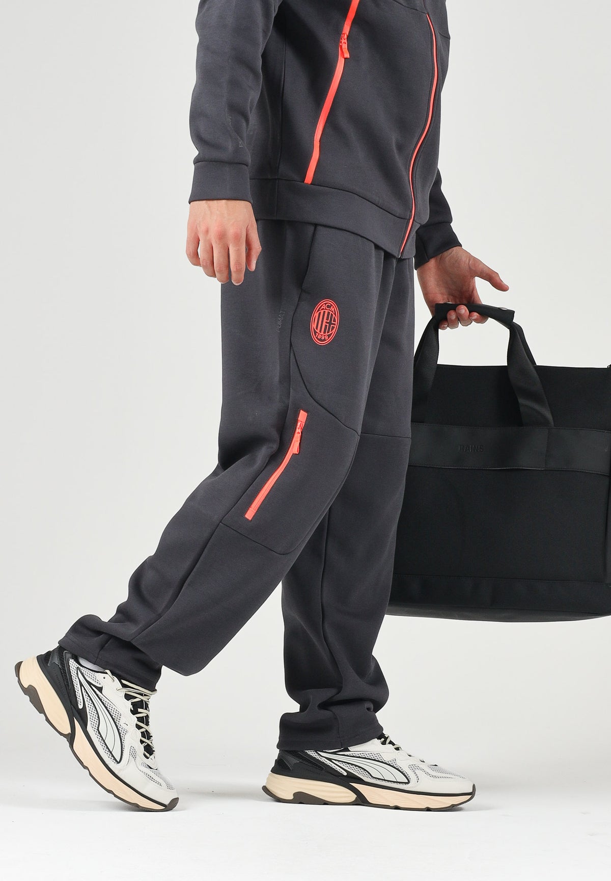PUMA Pantaloni AC MILAN TRAVEL PANTS neri da uomo con tasca zippata rossa a contrasto e stemma del club. 786686 20 PUMA 