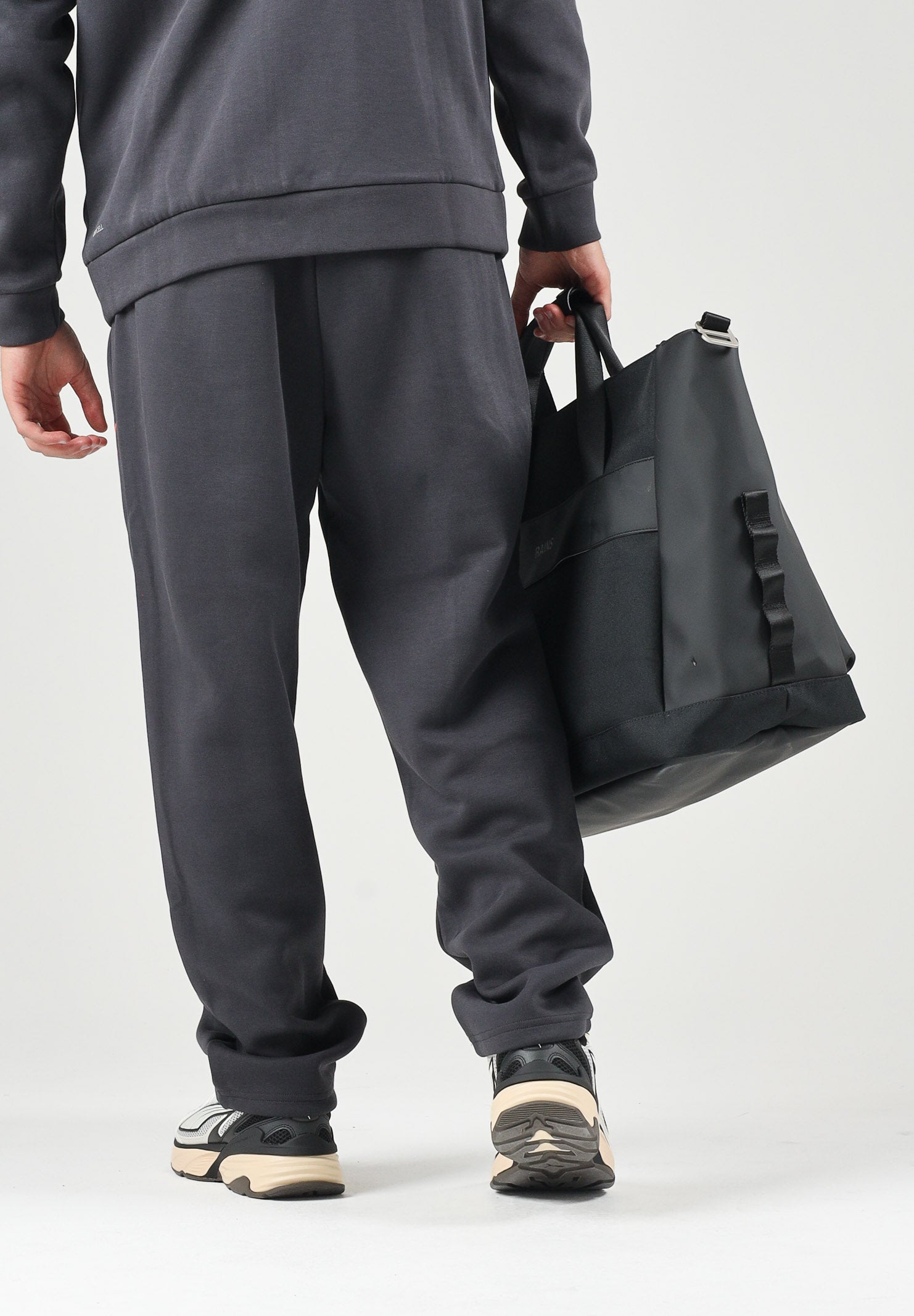 PUMA Pantaloni AC MILAN TRAVEL PANTS nero da uomo con tasca zippata rossa a contrasto e stemma del club. 786686 20 PUMA 