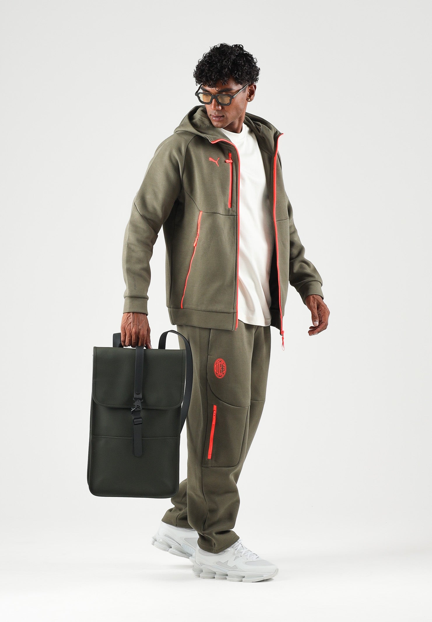 PUMA Pantaloni AC MILAN TRAVEL PANTS verde da uomo con tasca zippata arancione e stemma del club. 786686 21 PUMA 