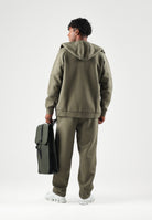 PUMA Pantaloni AC MILAN TRAVEL PANTS verde da uomo con tasca zippata arancione e stemma del club. 786686 21 PUMA 