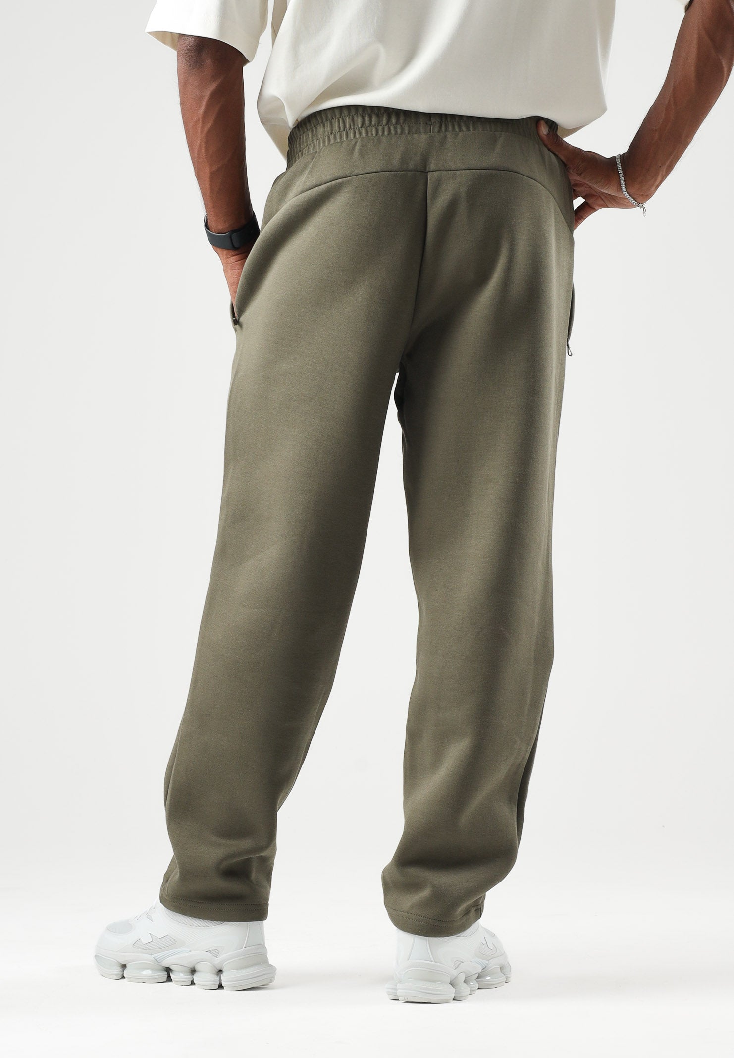 PUMA Pantaloni AC MILAN TRAVEL PANTS verde da uomo con tasca zippata arancione e stemma del club. 786686 21 PUMA 