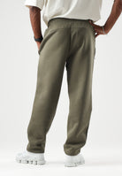 PUMA Pantaloni AC MILAN TRAVEL PANTS verde da uomo con tasca zippata arancione e stemma del club. 786686 21 PUMA 