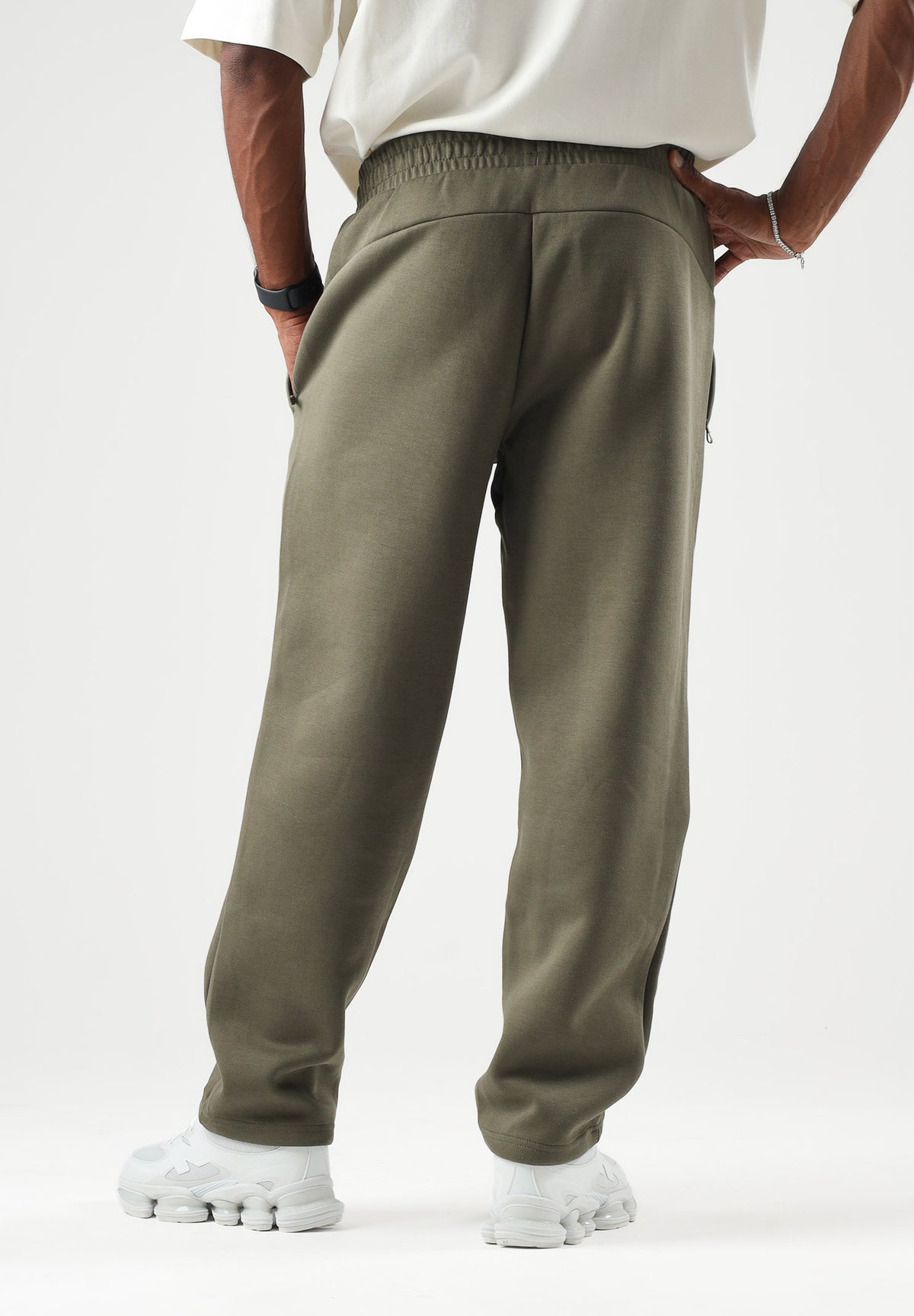 PUMA Pantaloni AC MILAN TRAVEL PANTS verde da uomo con tasca zippata arancione e stemma del club. 786686 21 PUMA 
