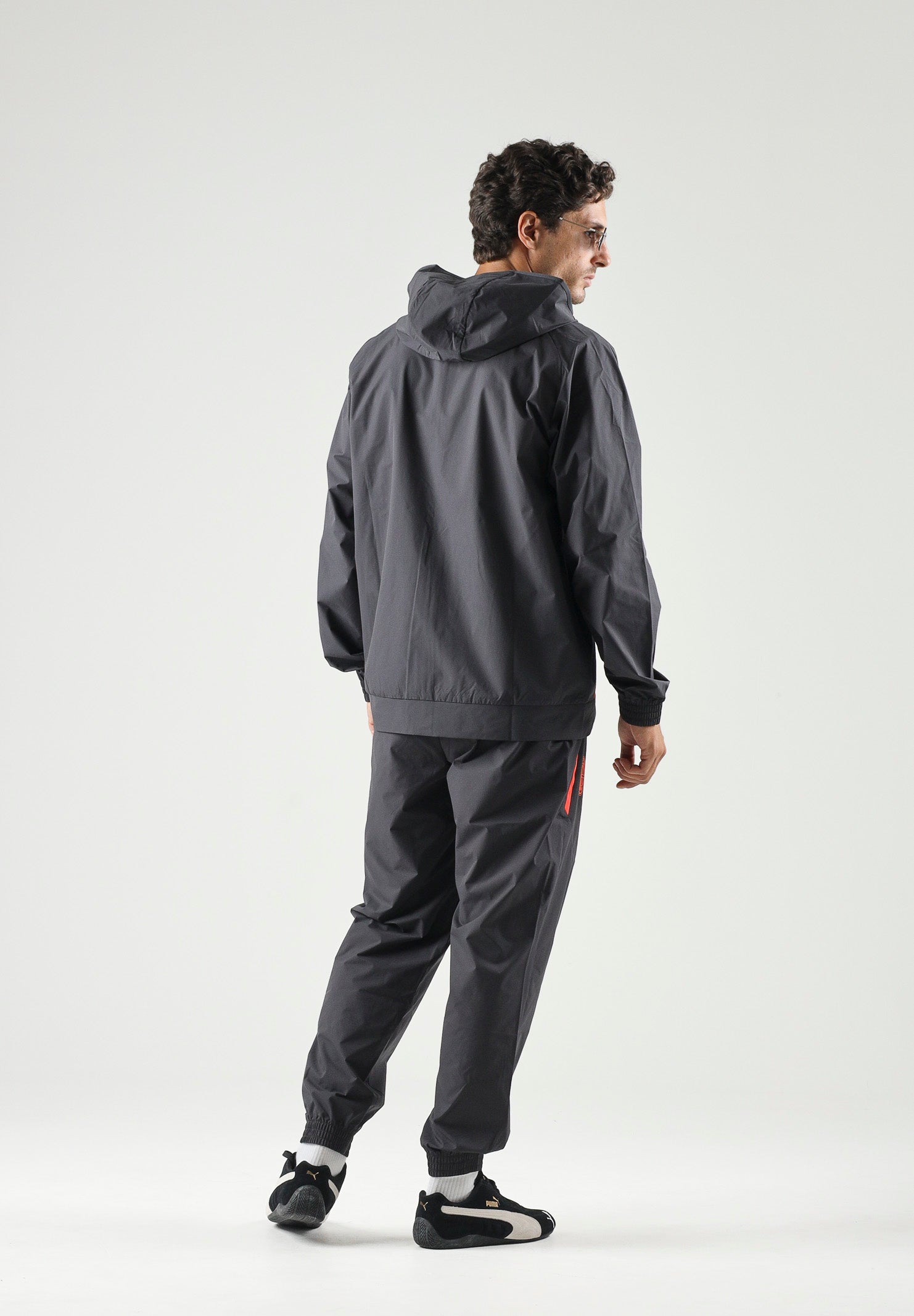 PUMA Giacca AC MILAN dark gray, grigio antracite da uomo con dettagli a contrasto e stemma laterale <BR/> 786699 20 PUMA 