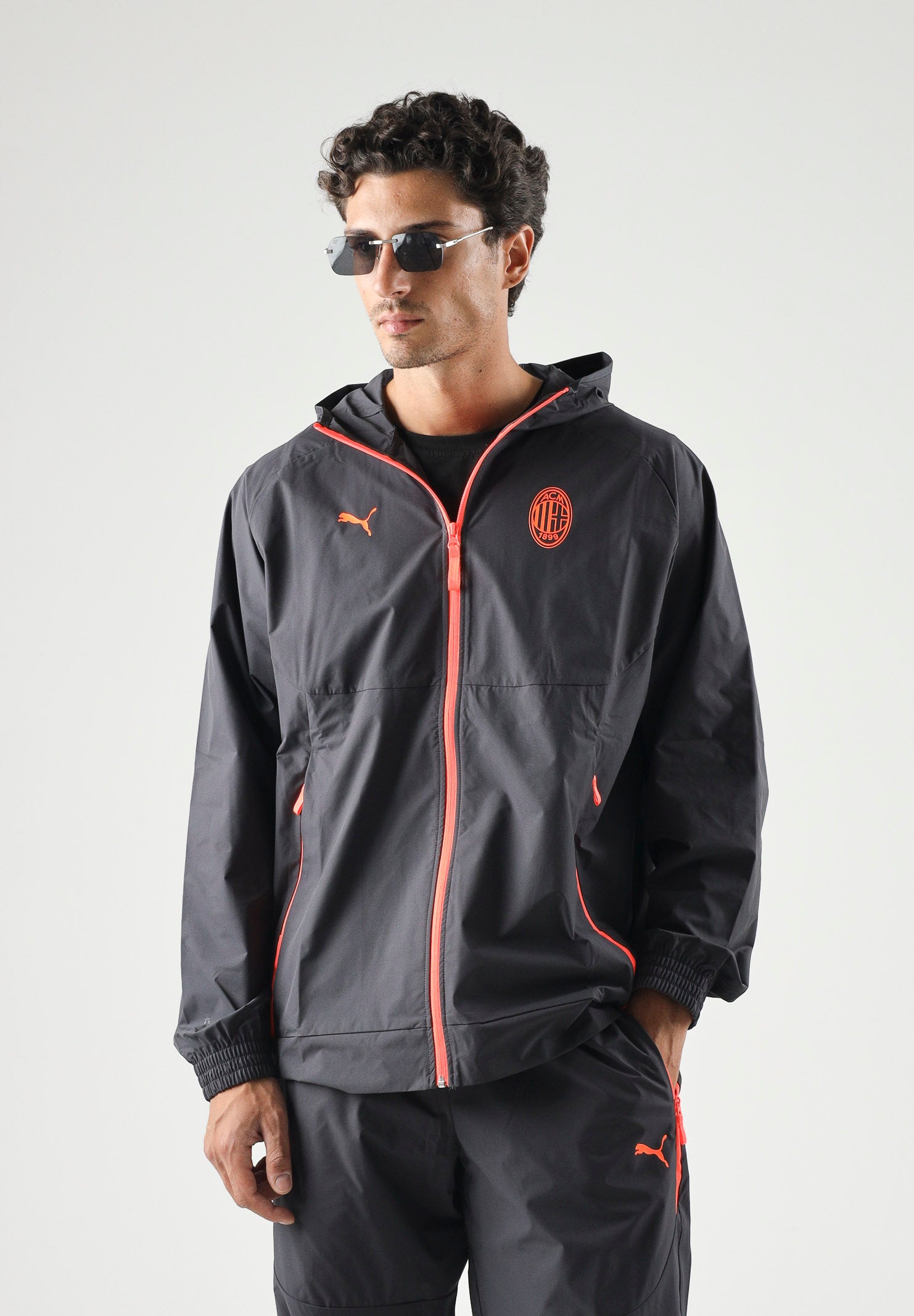 PUMA Giacca AC MILAN dark gray, grigio antracite da uomo con dettagli a contrasto e stemma laterale <BR/> 786699 20 PUMA 