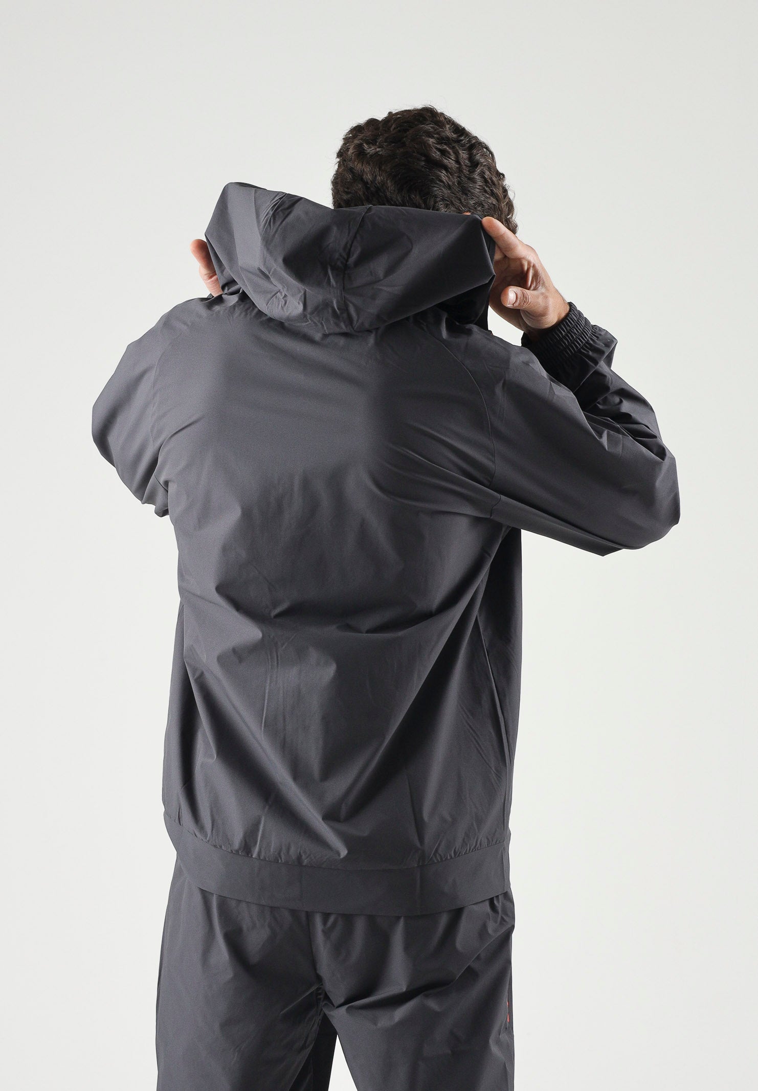PUMA Giacca AC MILAN dark gray, grigio antracite da uomo con dettagli a contrasto e stemma laterale <BR/> 786699 20 PUMA 