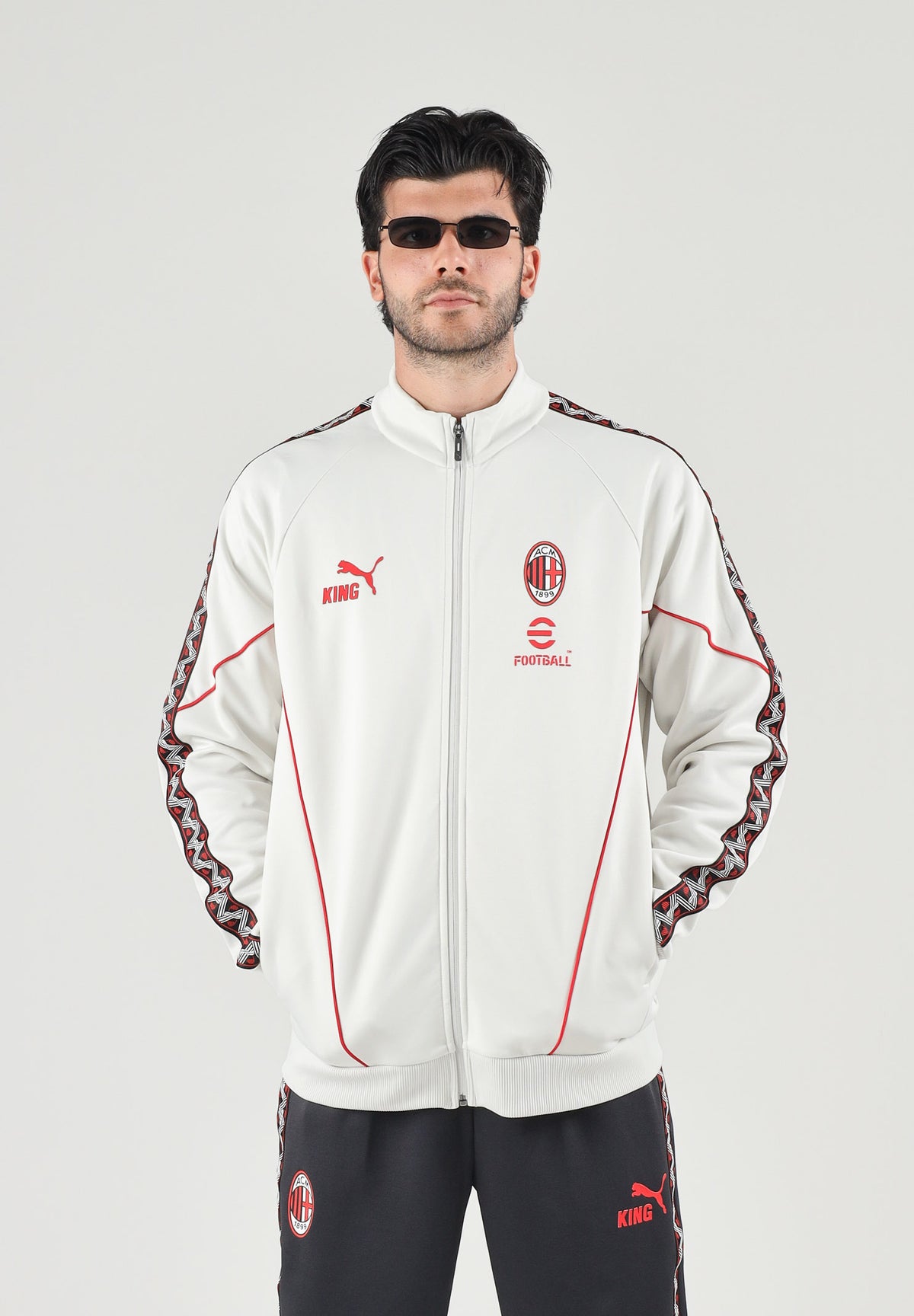PUMA Felpa con zip  AC MILAN TRACK JACKET bianco da uomo con colletto dritto e sottili profili rossi. 786735 18 PUMA 