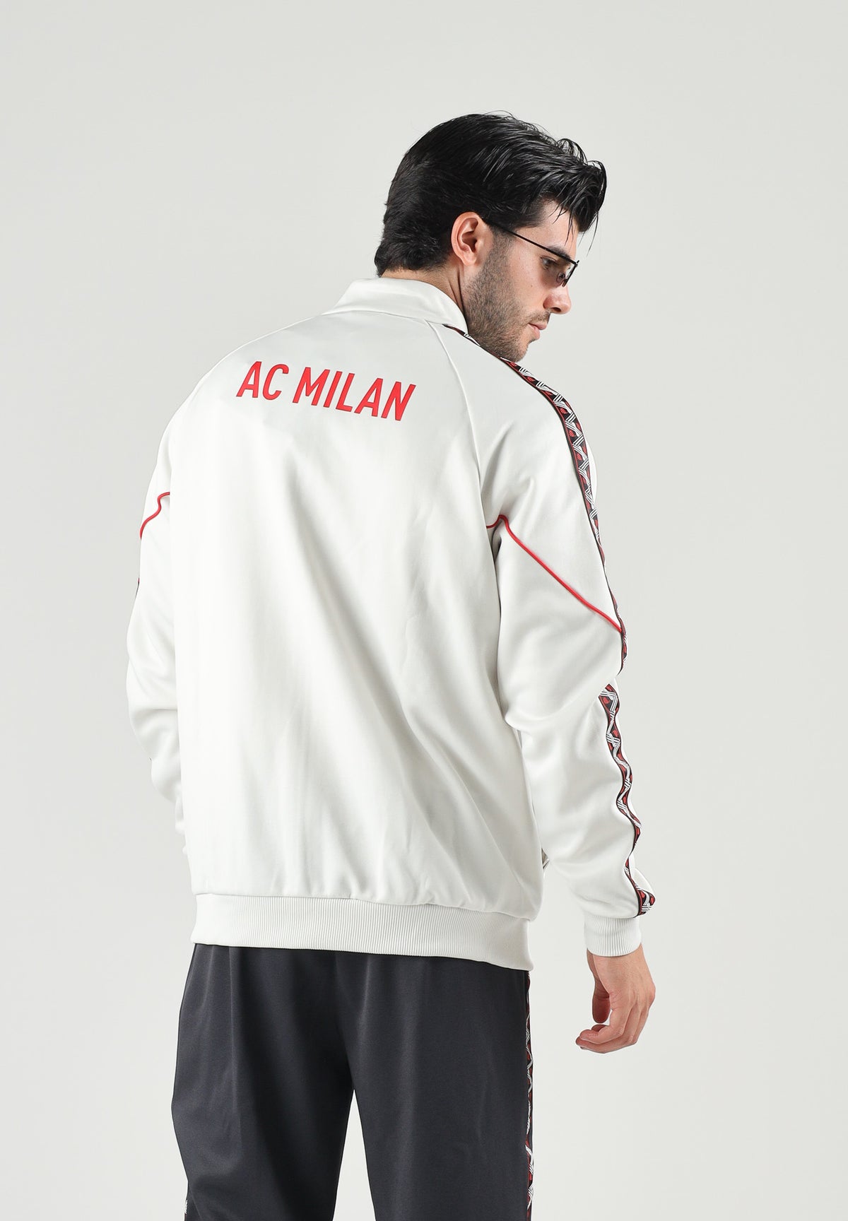 PUMA Felpa con zip  AC MILAN TRACK JACKET bianco da uomo con colletto dritto e sottili profili rossi. 786735 18 PUMA 