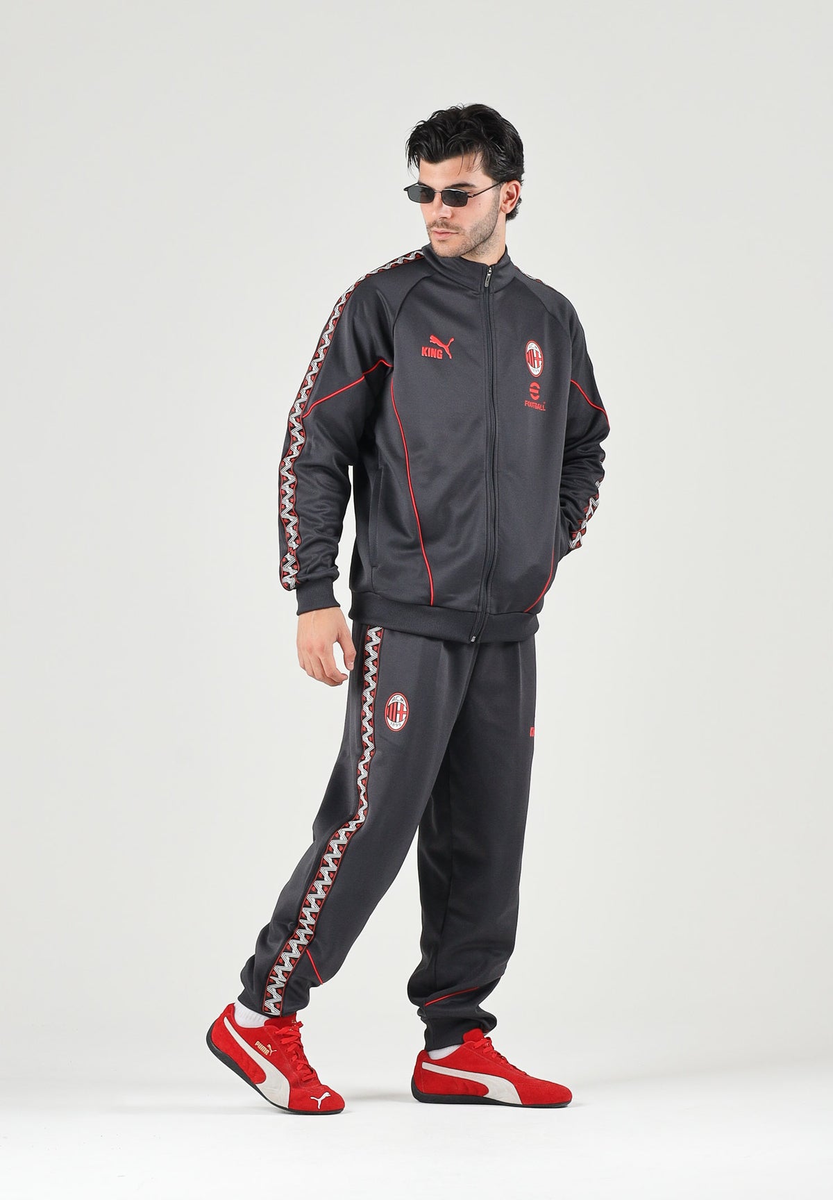PUMA Pantaloni AC MILAN TRACK PANTS nero da uomo con profili rossi sui fianchi e caviglie con polsino. 786736 17 PUMA 