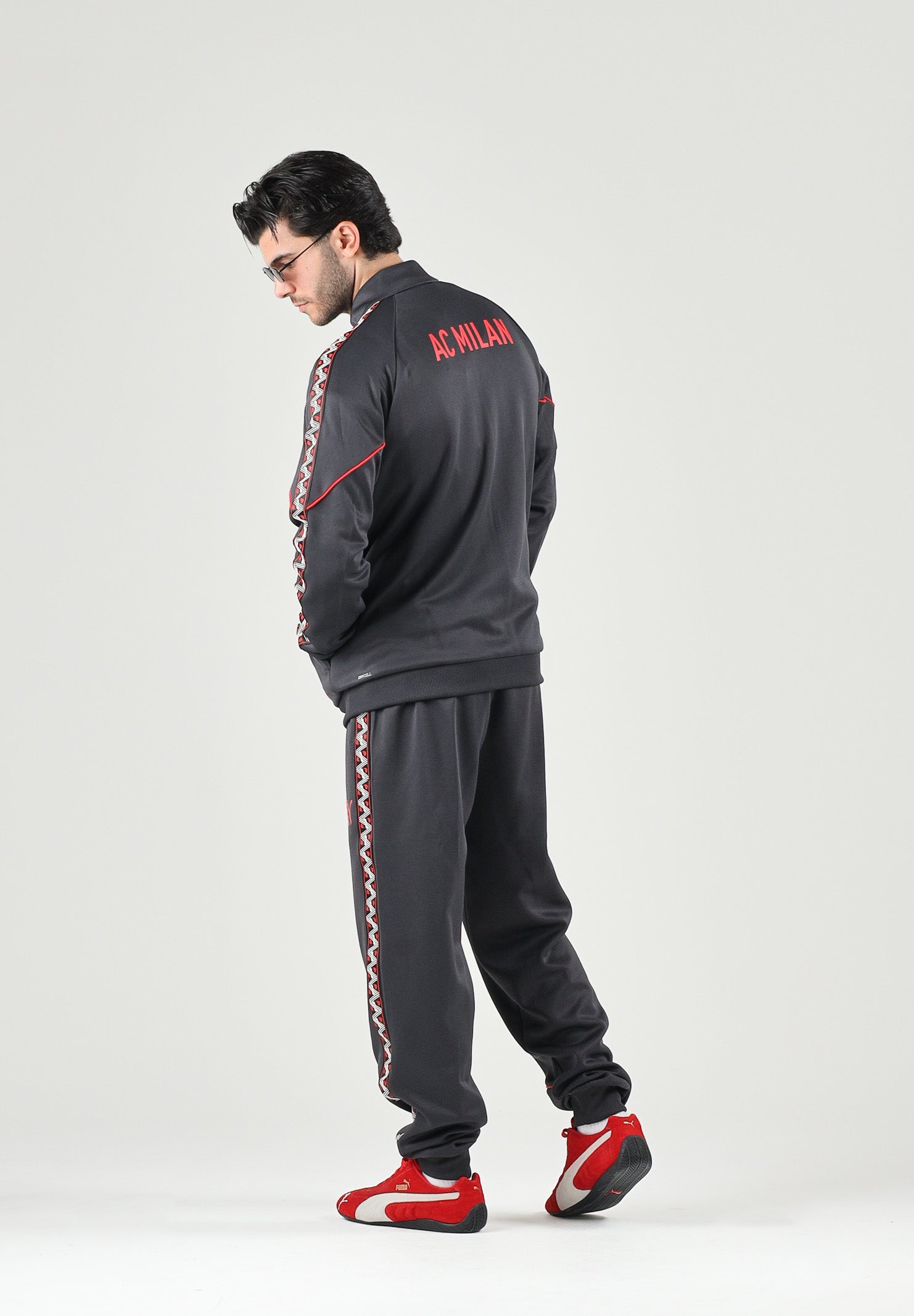 PUMA Pantaloni AC MILAN TRACK PANTS nero da uomo con profili rossi sui fianchi e caviglie con polsino. 786736 17 PUMA 