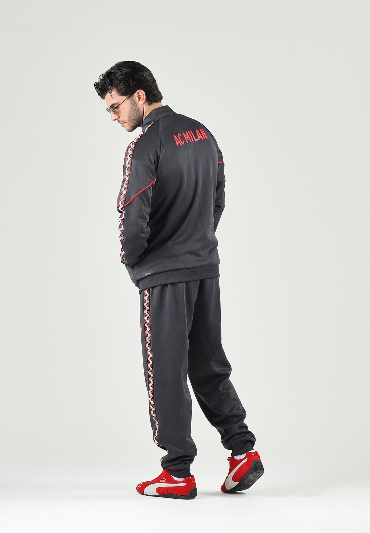 PUMA Pantaloni AC MILAN TRACK PANTS nero da uomo con profili rossi sui fianchi e caviglie con polsino. 786736 17 PUMA 