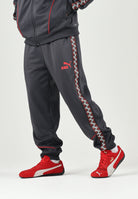 PUMA Pantaloni AC MILAN TRACK PANTS nero da uomo con profili rossi sui fianchi e caviglie con polsino. 786736 17 PUMA 