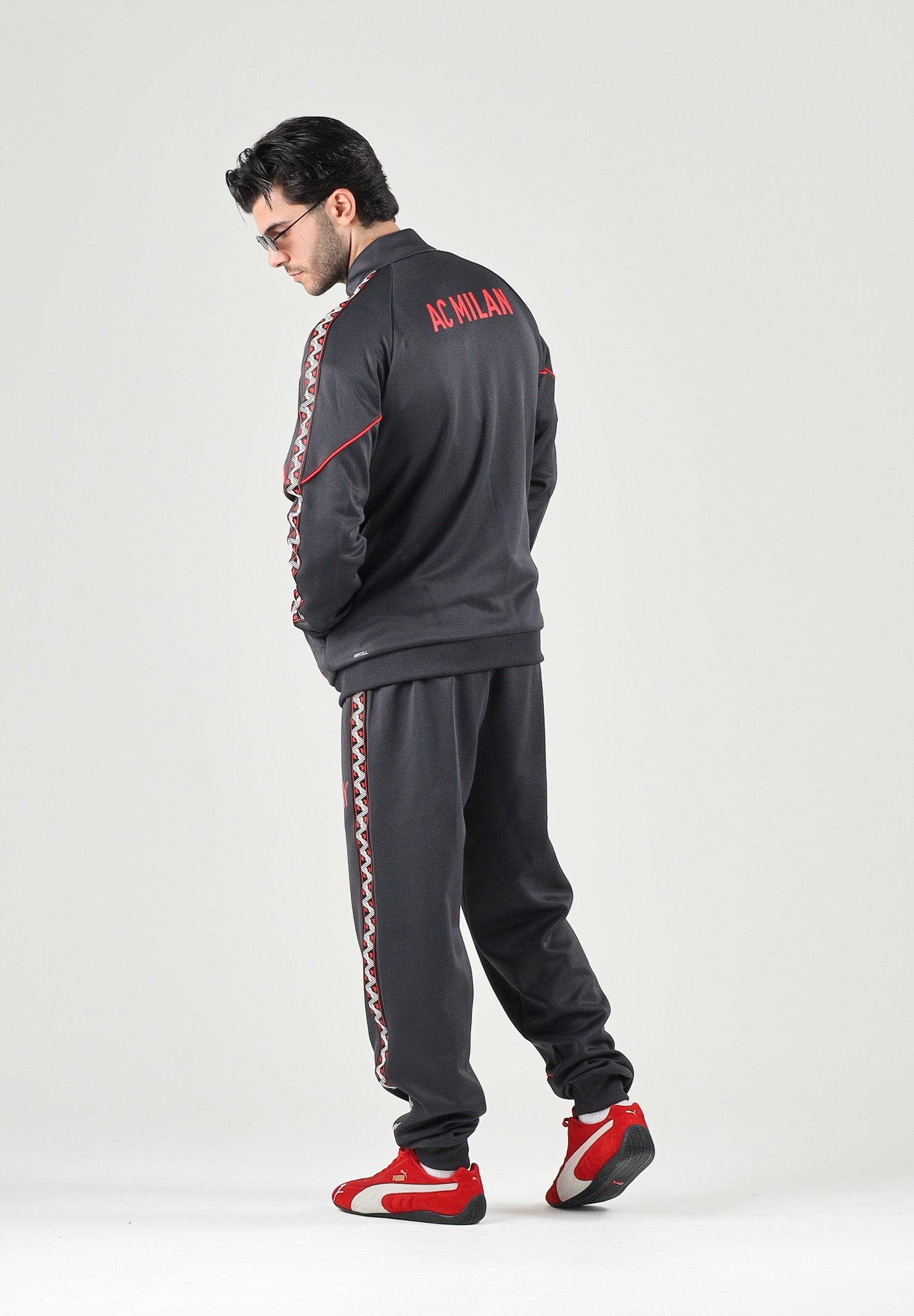 PUMA Pantaloni AC MILAN TRACK PANTS nero da uomo con profili rossi sui fianchi e caviglie con polsino. 786736 17 PUMA 