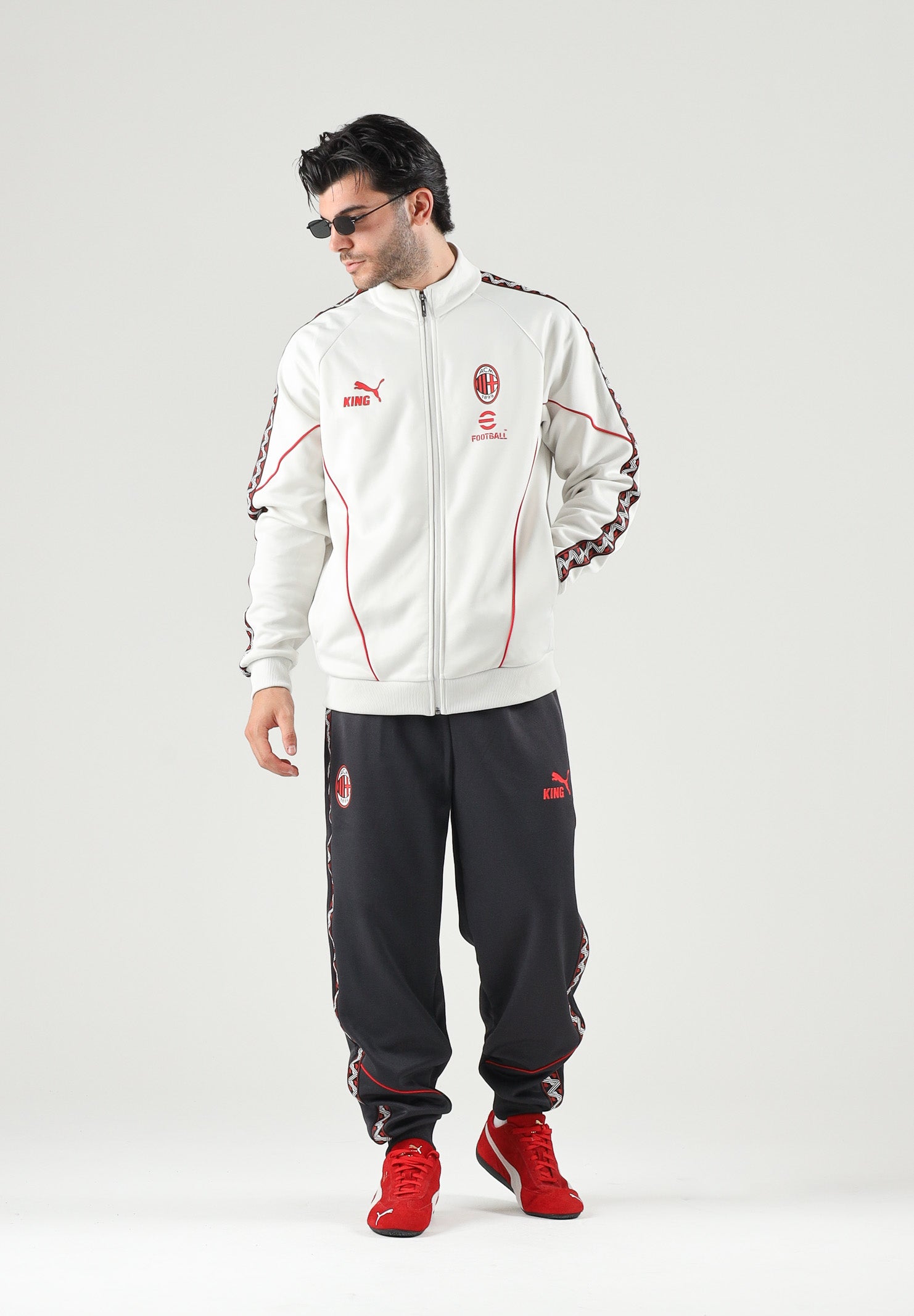 PUMA Pantaloni AC MILAN TRACK PANTS nero da uomo con profili rossi sui fianchi e caviglie con polsino. 786736 17 PUMA 