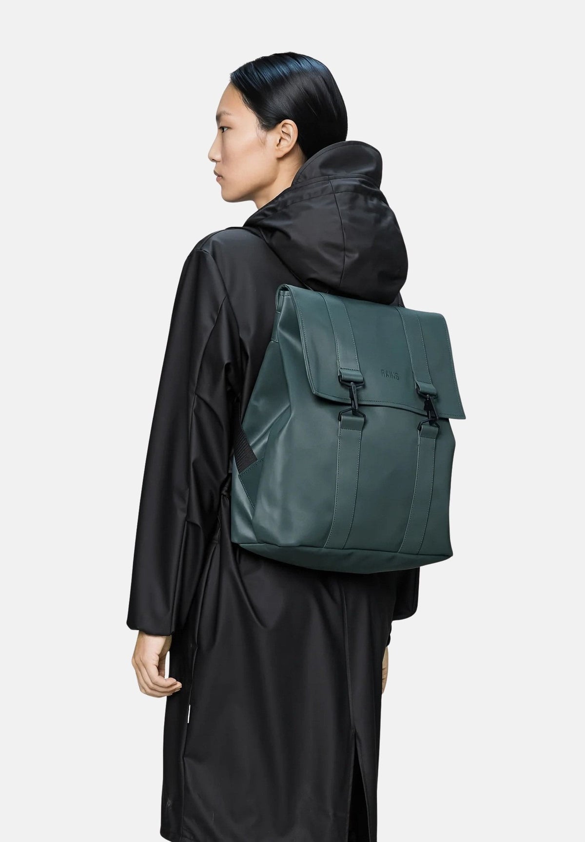 RAINS Zaino verde mystique per uomo e donna con patta, doppia chiusura a moschettone e spallacci regolabili. RA13300 MY RAINS 